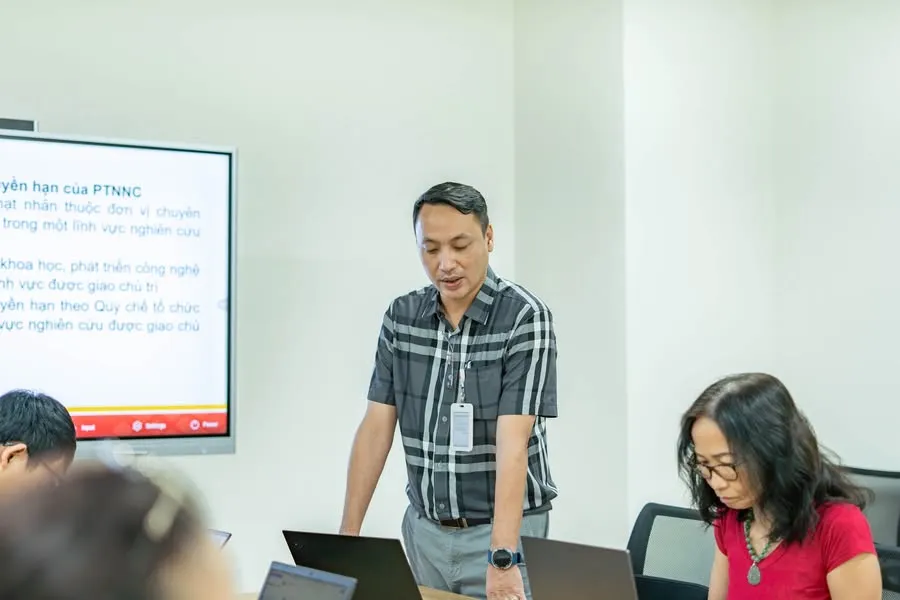 Họp giao ban đầu tiên giữa Ban lãnh đạo và các Phòng thí nghiệm nghiên cứu