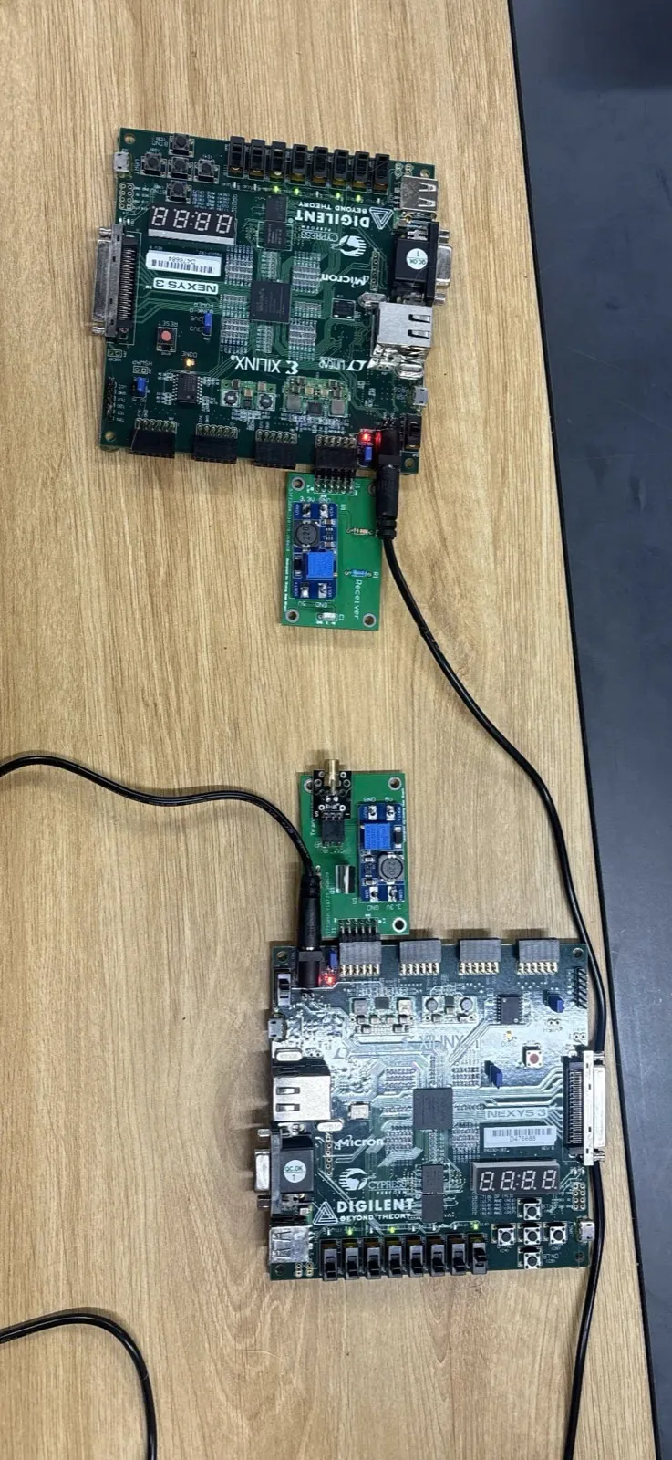 Hai board FPGA (Digilent Nexys/Xilinx) demo trao đổi khóa lượng tử BB84 qua kênh laser FSO trong phòng thí nghiệm