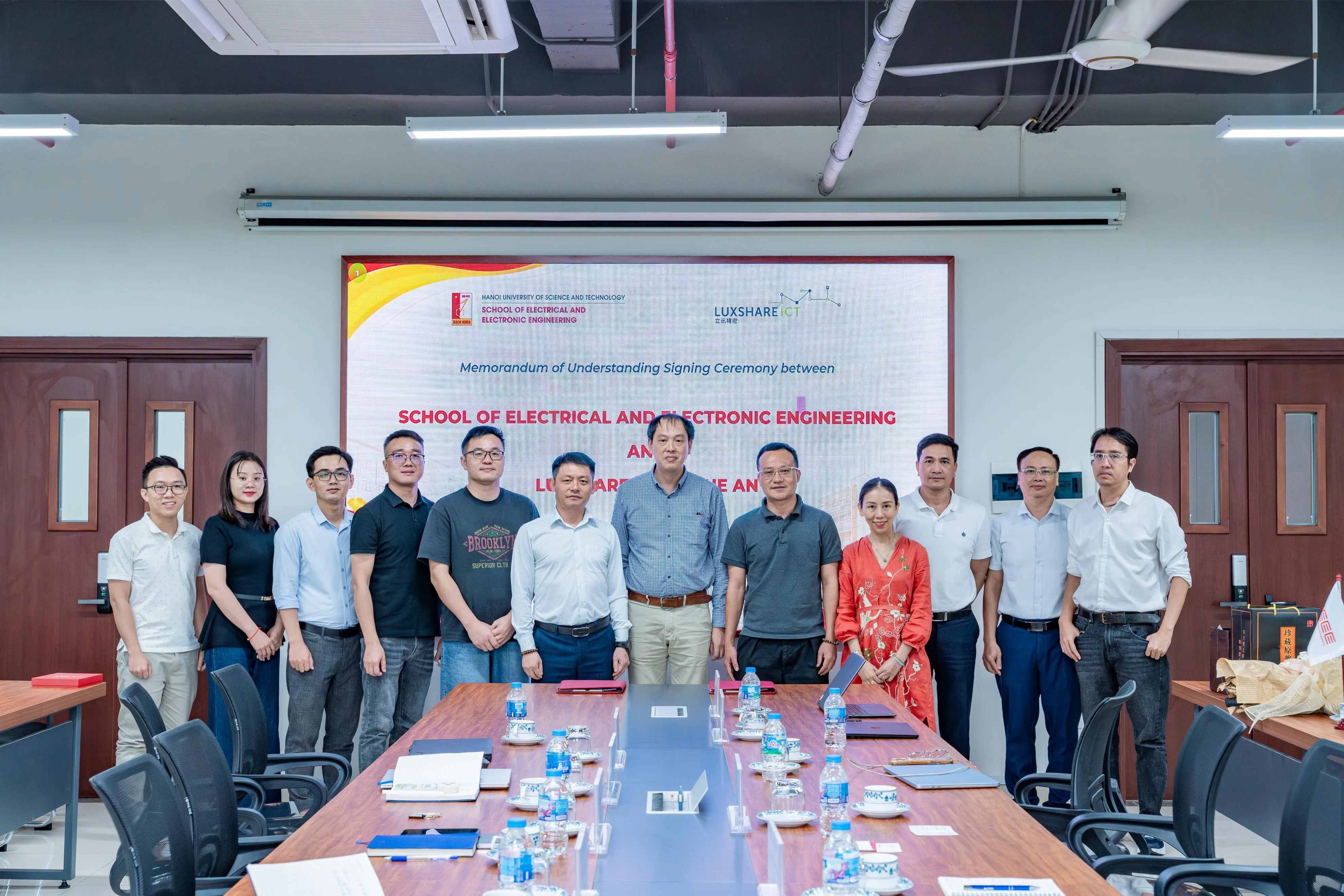 Lễ ký kết Biên bản ghi nhớ hợp tác giữa Trường Điện - Điện tử, Đại học Bách khoa Hà Nội và Luxshare ICT Nghệ An, ngày 14/07/2026