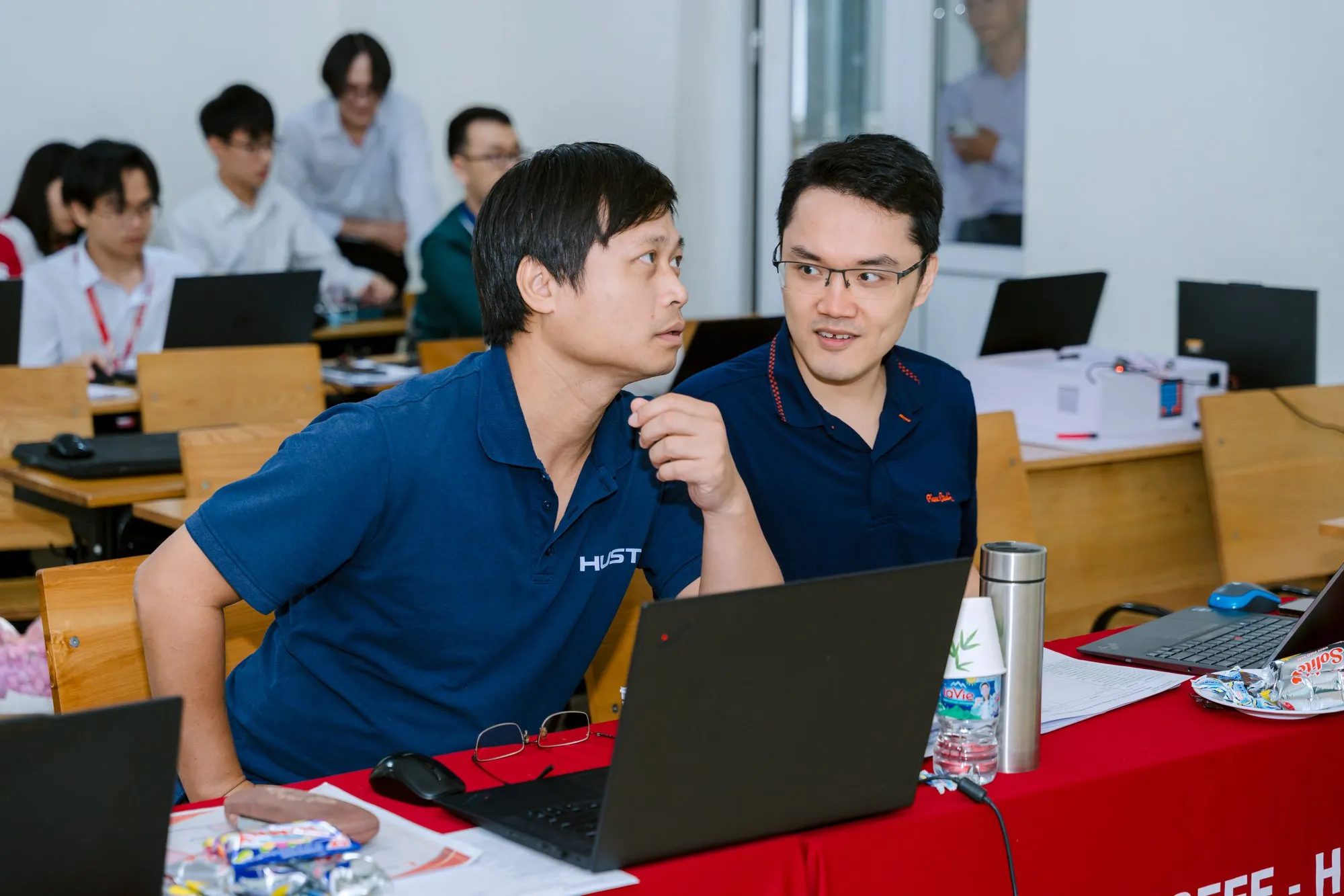 Đợt bảo vệ tốt nghiệp học kỳ 2025.2 Trường Điện - Điện tử - ảnh 14