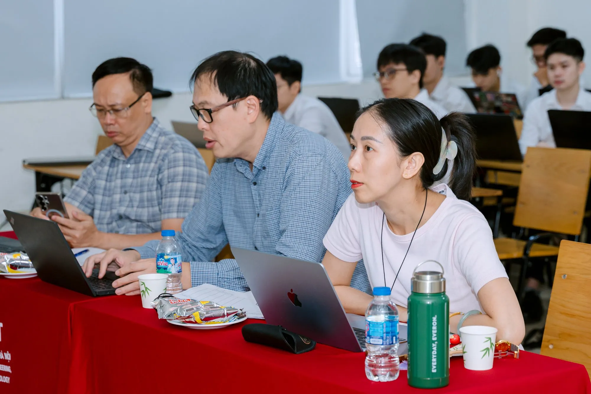 Đợt bảo vệ tốt nghiệp học kỳ 2025.2 Trường Điện - Điện tử - ảnh 15