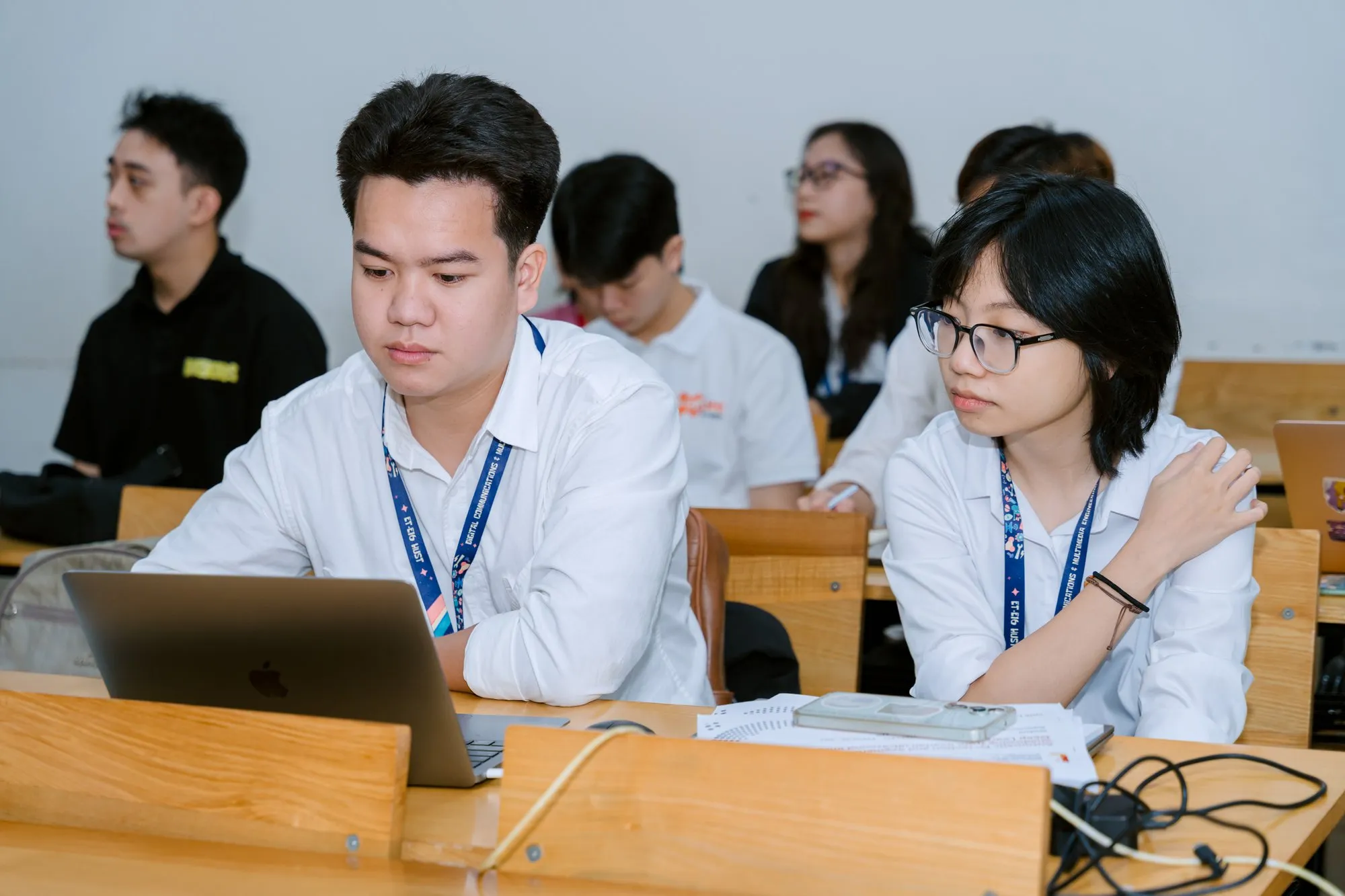 Đợt bảo vệ tốt nghiệp học kỳ 2025.2 Trường Điện - Điện tử - ảnh 17