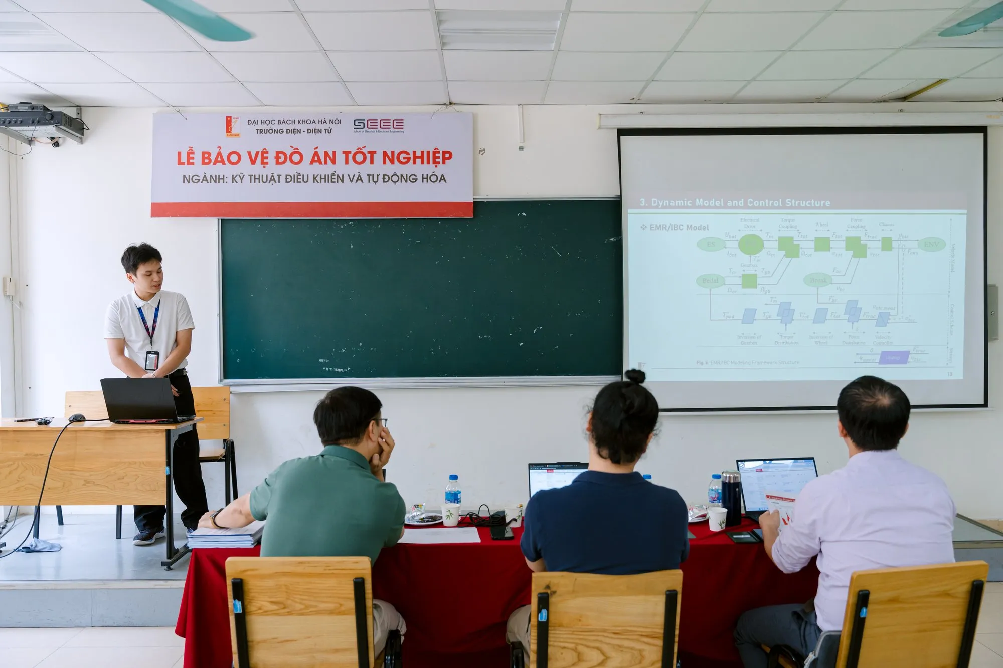 Đợt bảo vệ tốt nghiệp học kỳ 2025.2 Trường Điện - Điện tử - ảnh 18