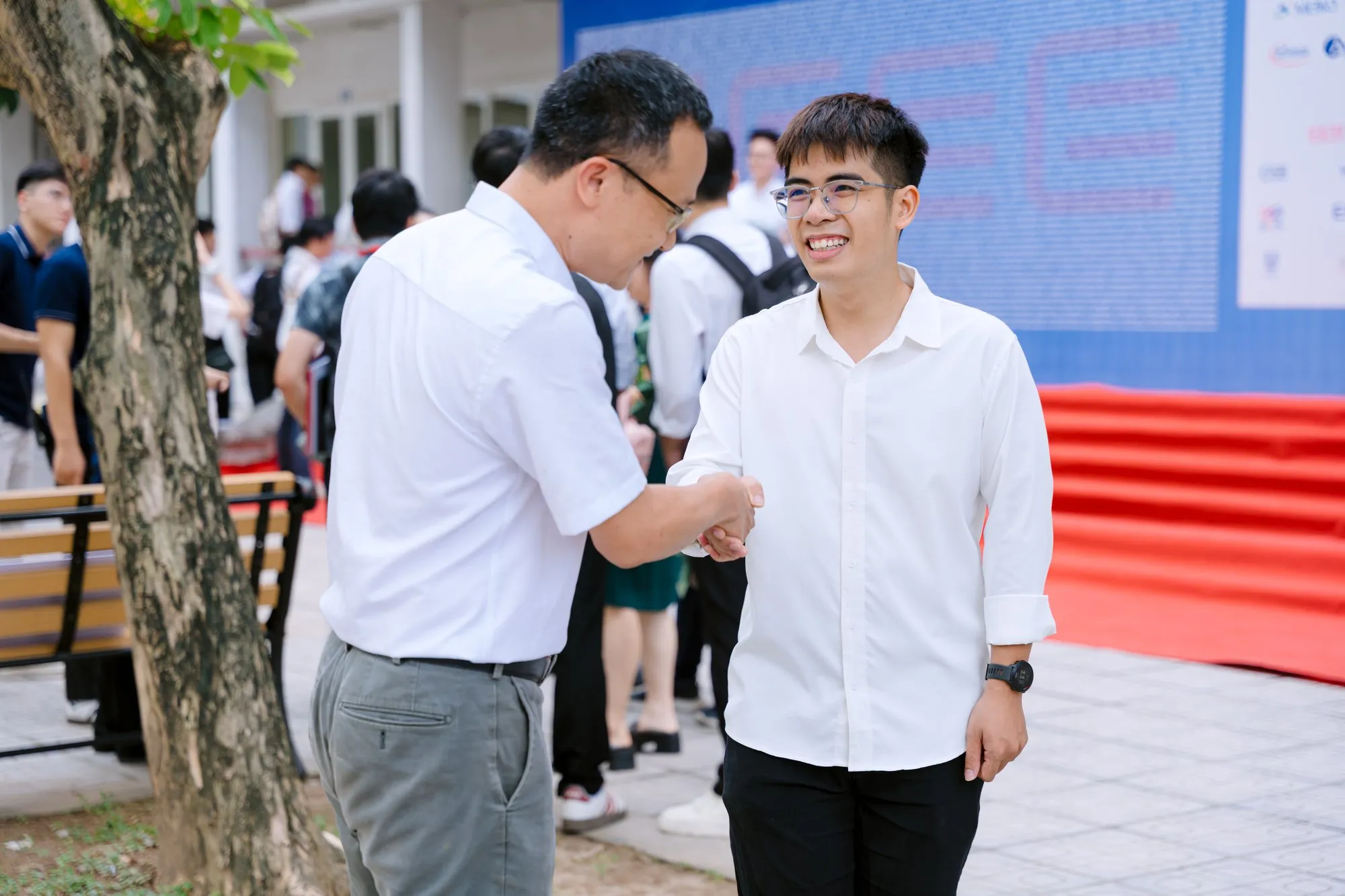 Đợt bảo vệ tốt nghiệp học kỳ 2025.2 Trường Điện - Điện tử - ảnh 20