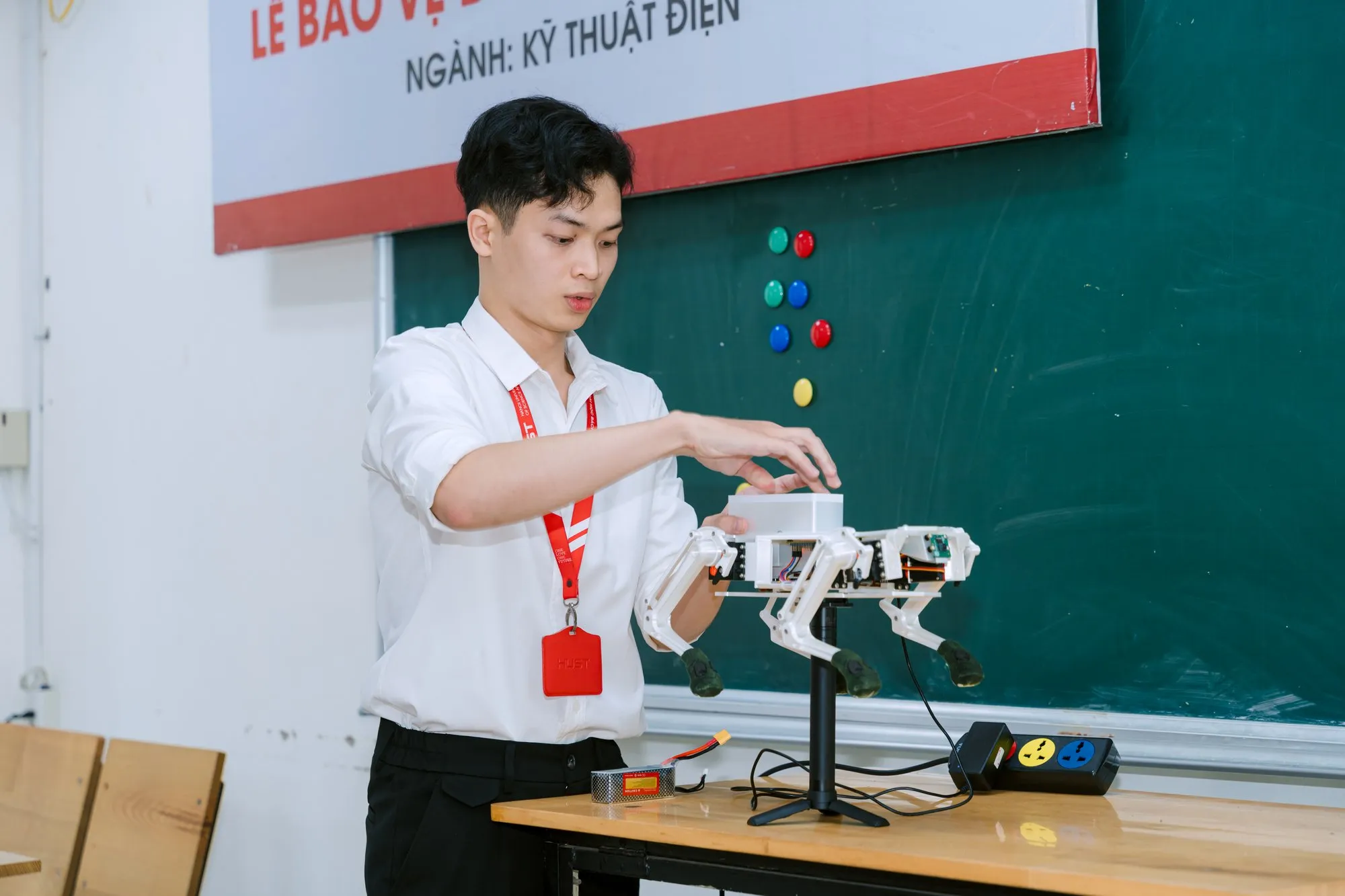 Đợt bảo vệ tốt nghiệp học kỳ 2025.2 Trường Điện - Điện tử - ảnh 22
