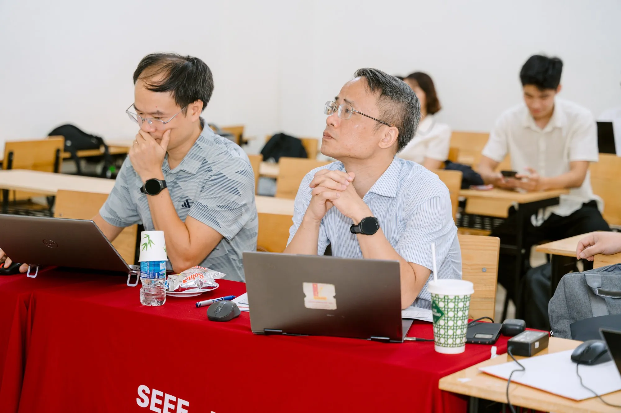 Đợt bảo vệ tốt nghiệp học kỳ 2025.2 Trường Điện - Điện tử - ảnh 23