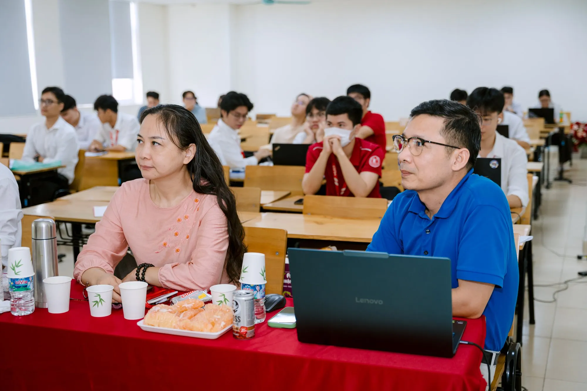 Đợt bảo vệ tốt nghiệp học kỳ 2025.2 Trường Điện - Điện tử - ảnh 24