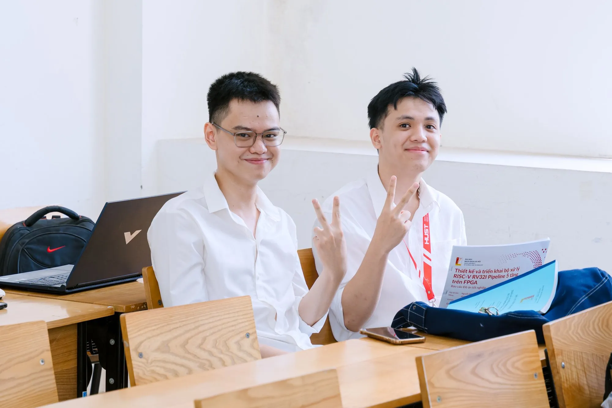 Đợt bảo vệ tốt nghiệp học kỳ 2025.2 Trường Điện - Điện tử - ảnh 25