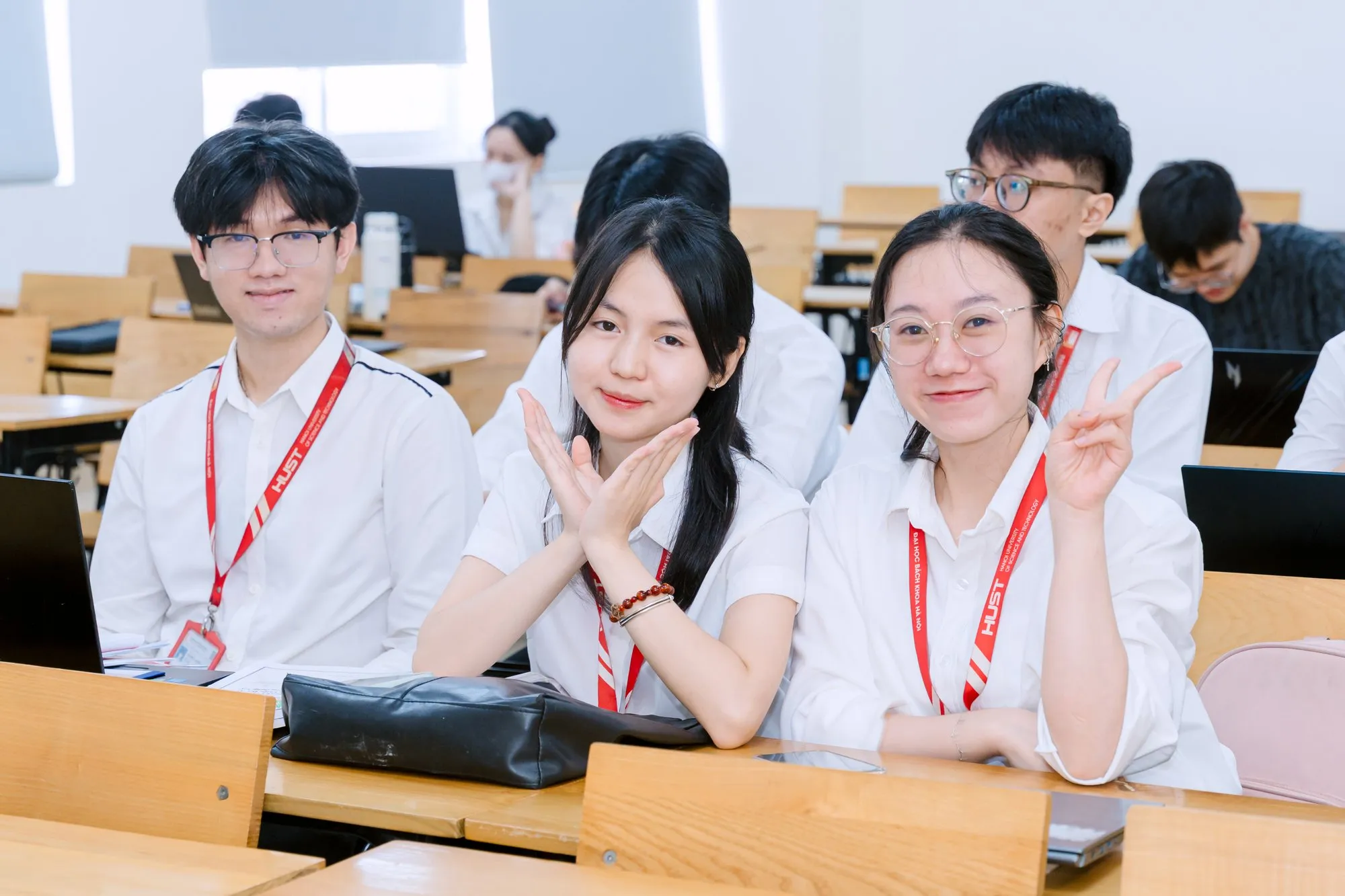 Đợt bảo vệ tốt nghiệp học kỳ 2025.2 Trường Điện - Điện tử - ảnh 26