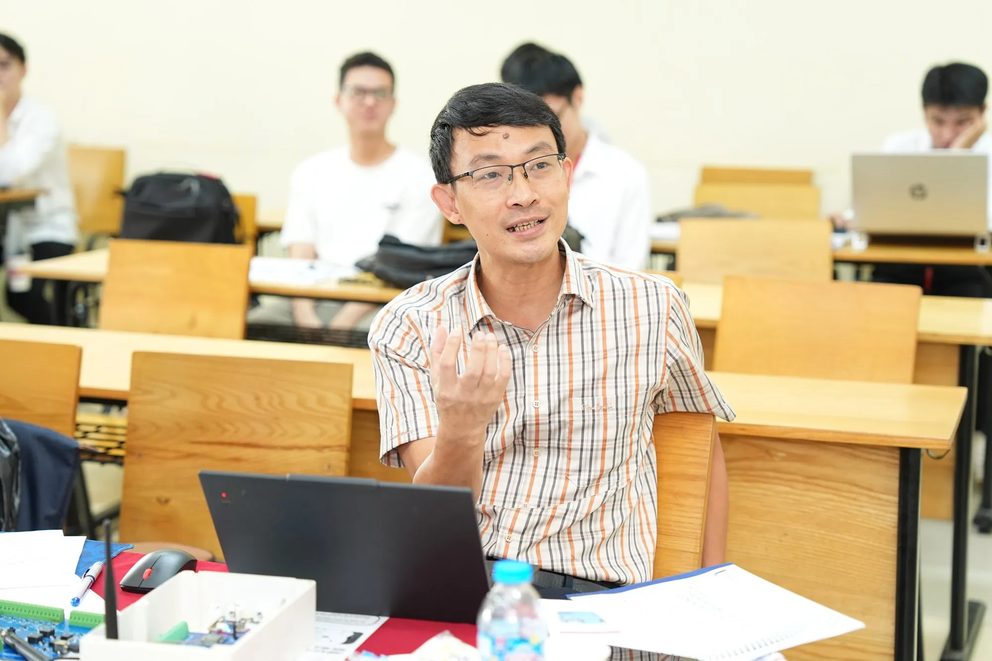 Đợt bảo vệ tốt nghiệp học kỳ 2025.2 Trường Điện - Điện tử - ảnh 27