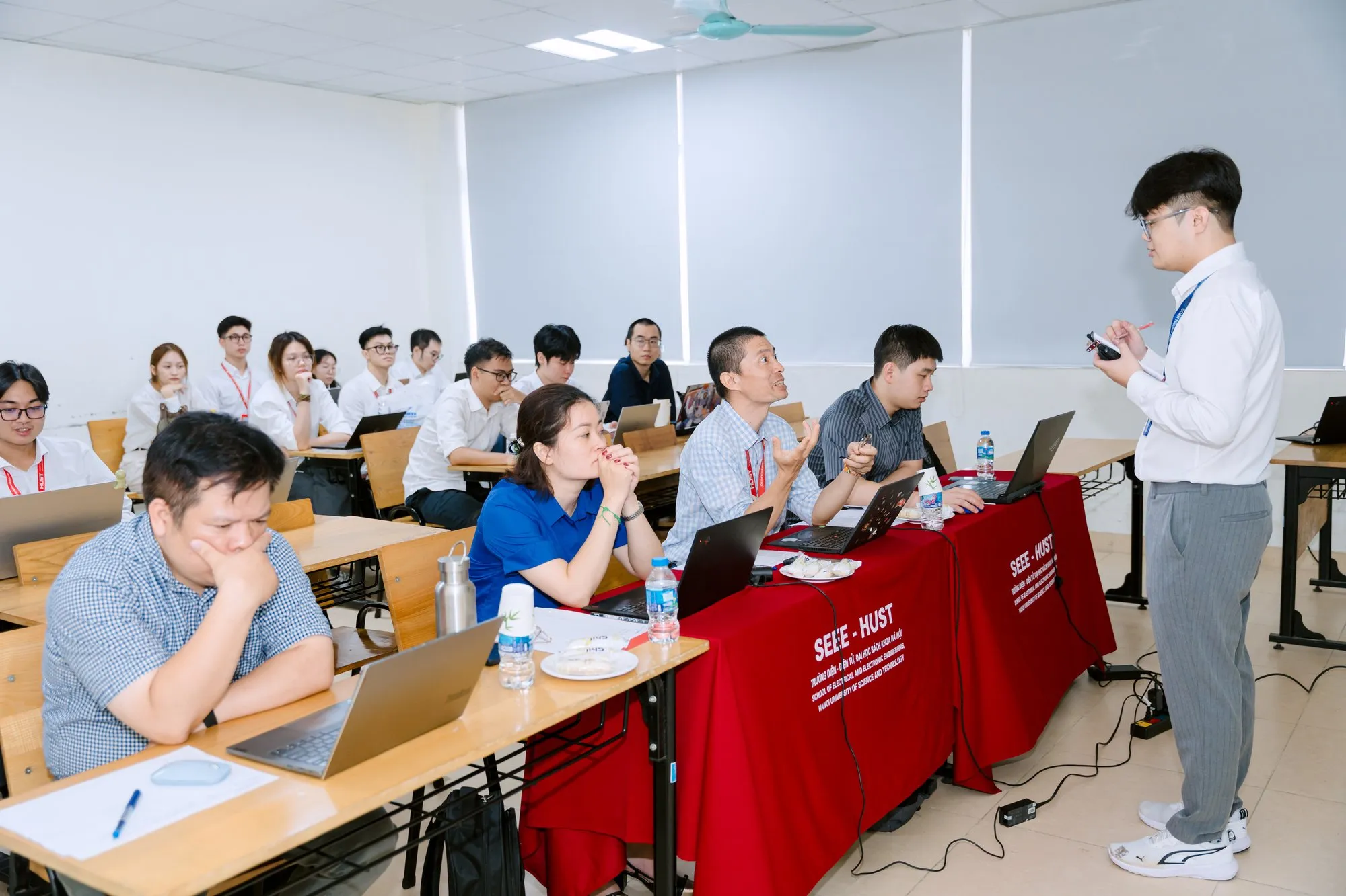 Đợt bảo vệ tốt nghiệp học kỳ 2025.2 Trường Điện - Điện tử - ảnh 28