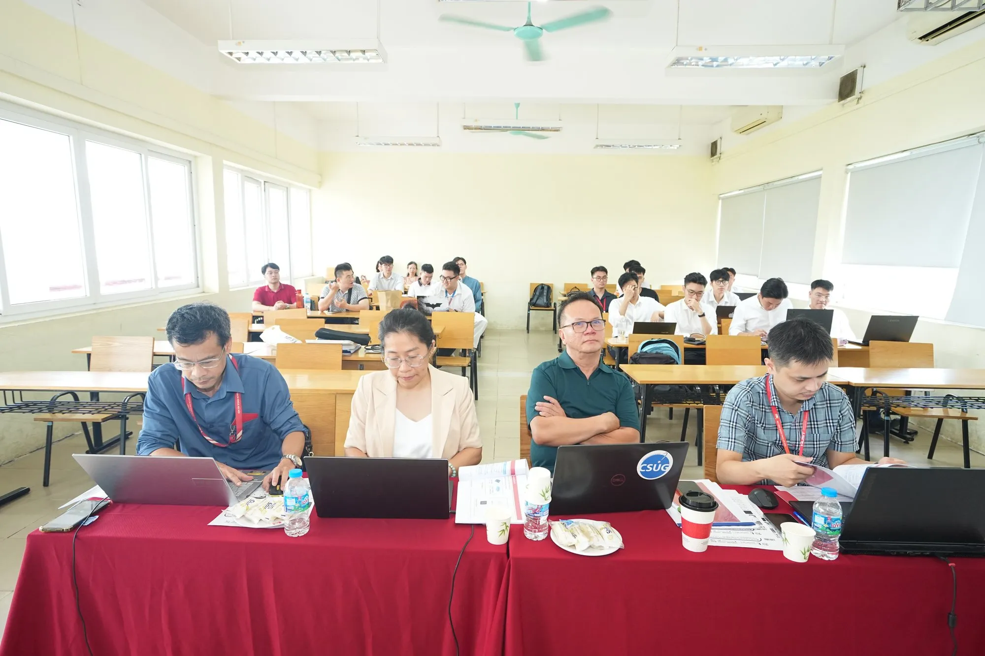 Đợt bảo vệ tốt nghiệp học kỳ 2025.2 Trường Điện - Điện tử - ảnh 29