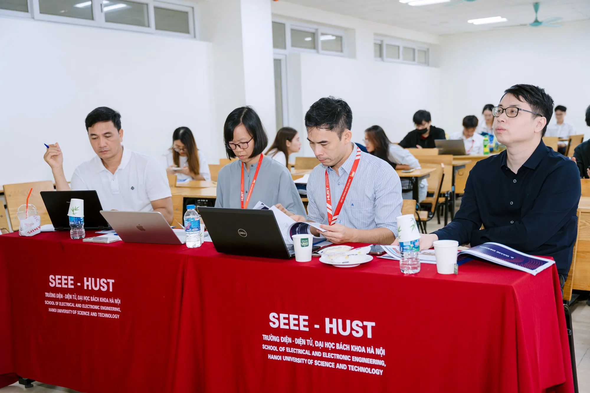 Đợt bảo vệ tốt nghiệp học kỳ 2025.2 Trường Điện - Điện tử - ảnh 30
