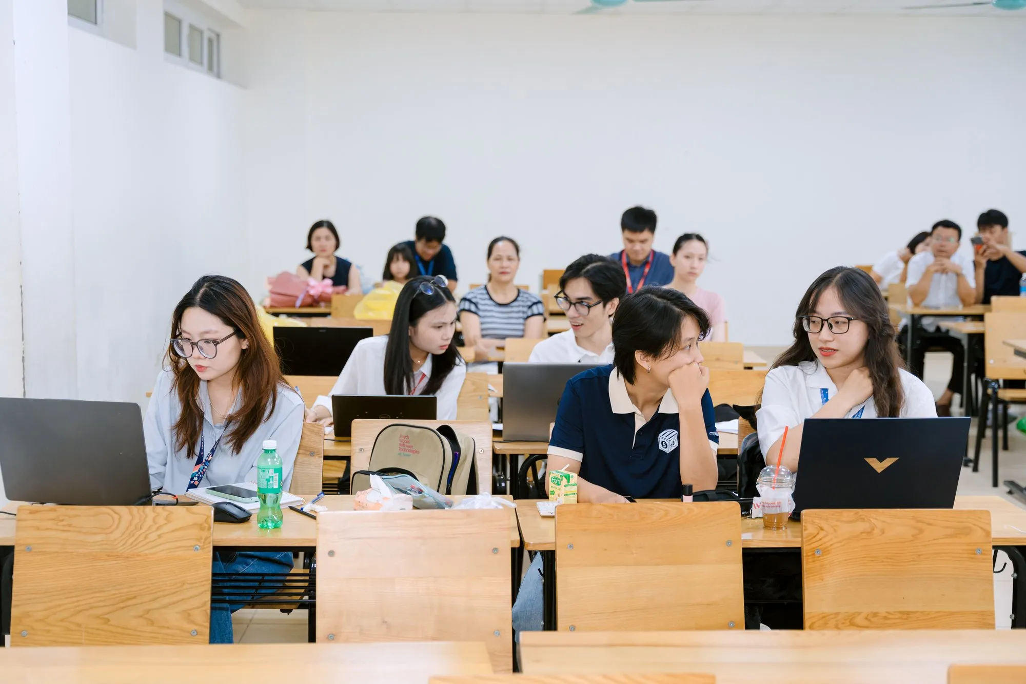 Đợt bảo vệ tốt nghiệp học kỳ 2025.2 Trường Điện - Điện tử - ảnh 31