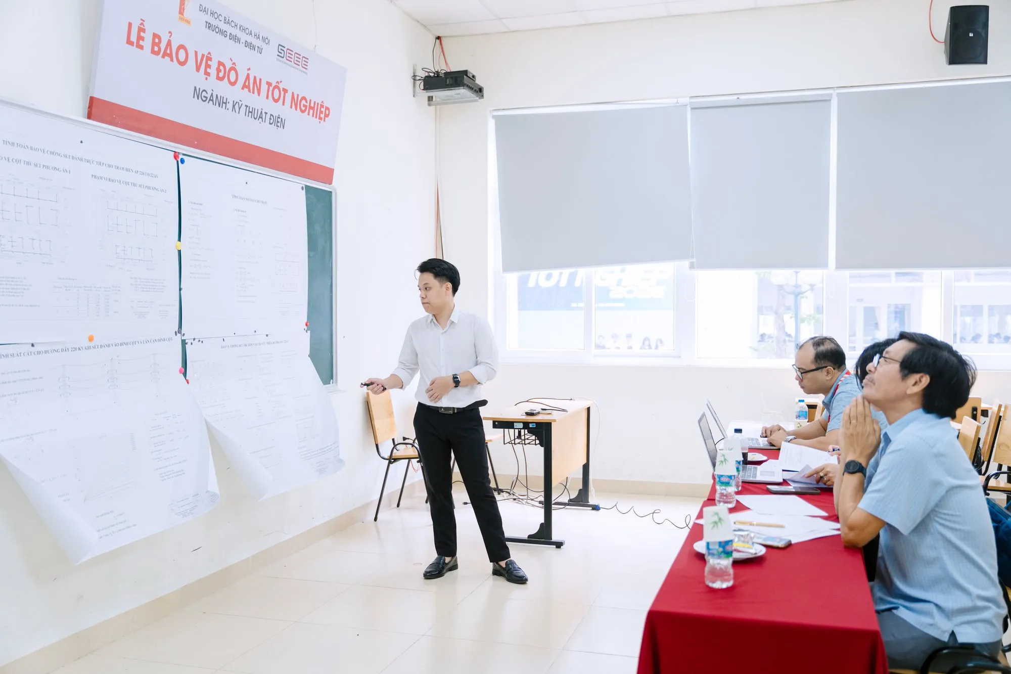 Đợt bảo vệ tốt nghiệp học kỳ 2025.2 Trường Điện - Điện tử - ảnh 35