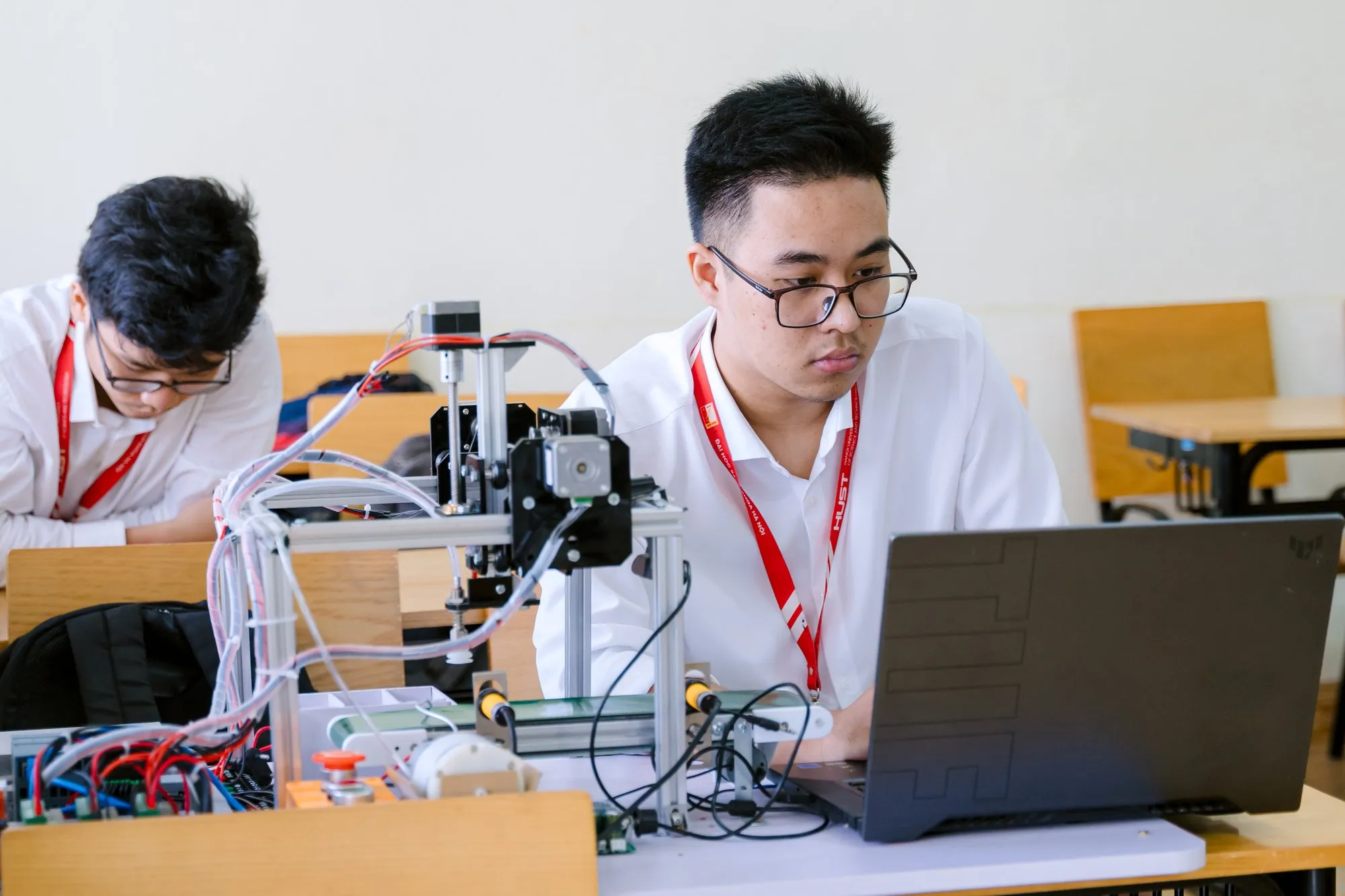 Đợt bảo vệ tốt nghiệp học kỳ 2025.2 Trường Điện - Điện tử - ảnh 36