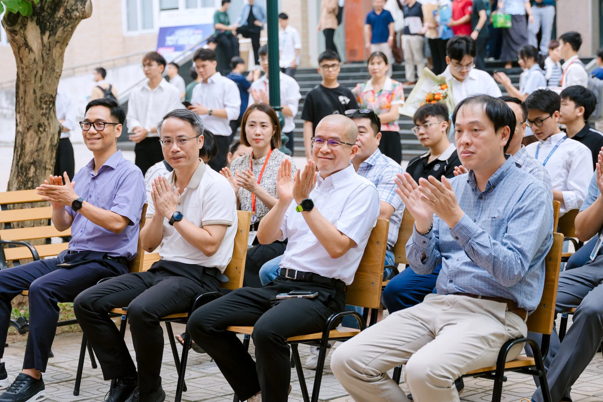 Đợt bảo vệ tốt nghiệp học kỳ 2025.2 Trường Điện - Điện tử - ảnh 6