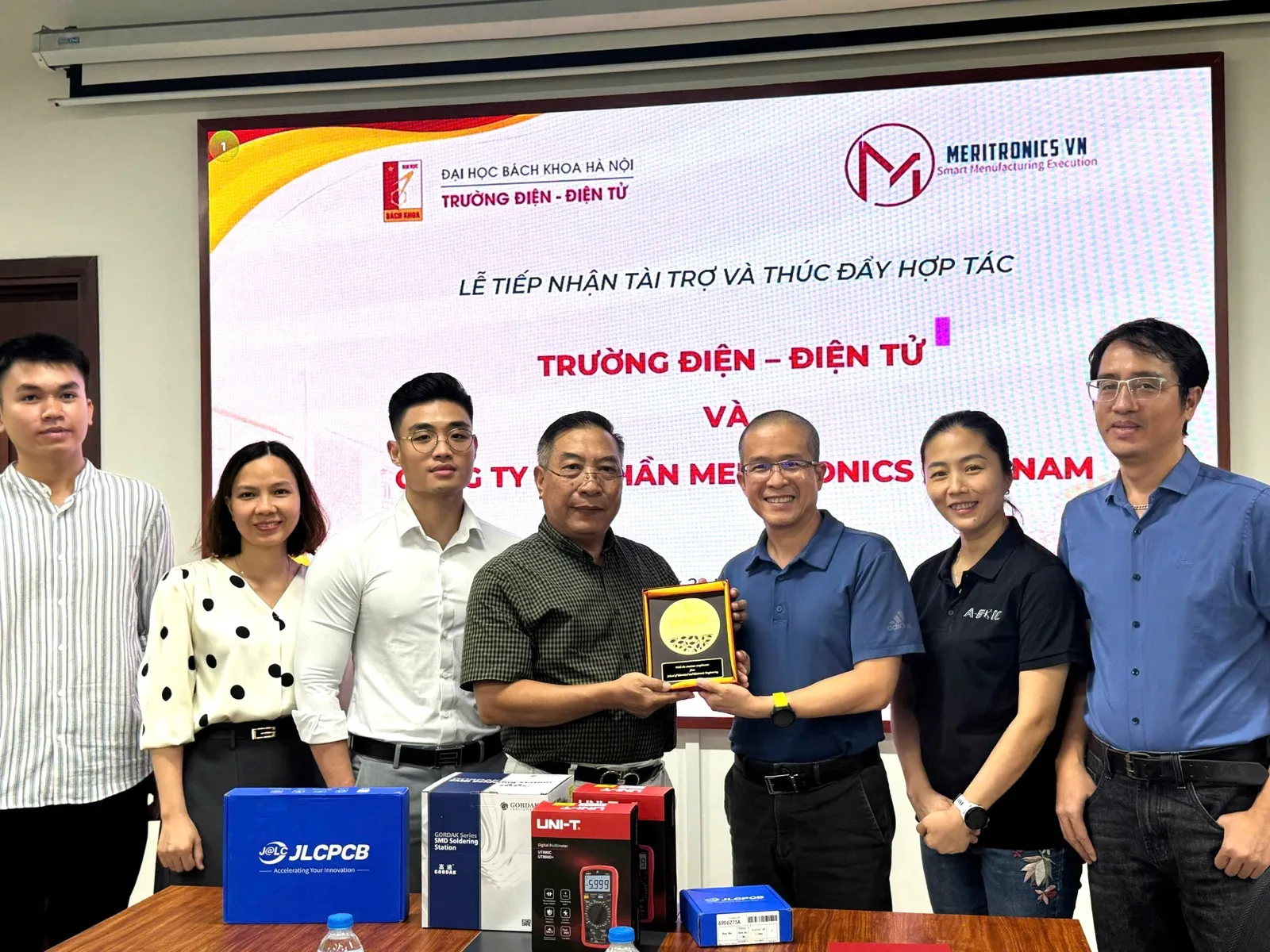 Lễ tiếp nhận tài trợ Meritronics Việt Nam - Trường Điện - Điện tử - ảnh 6