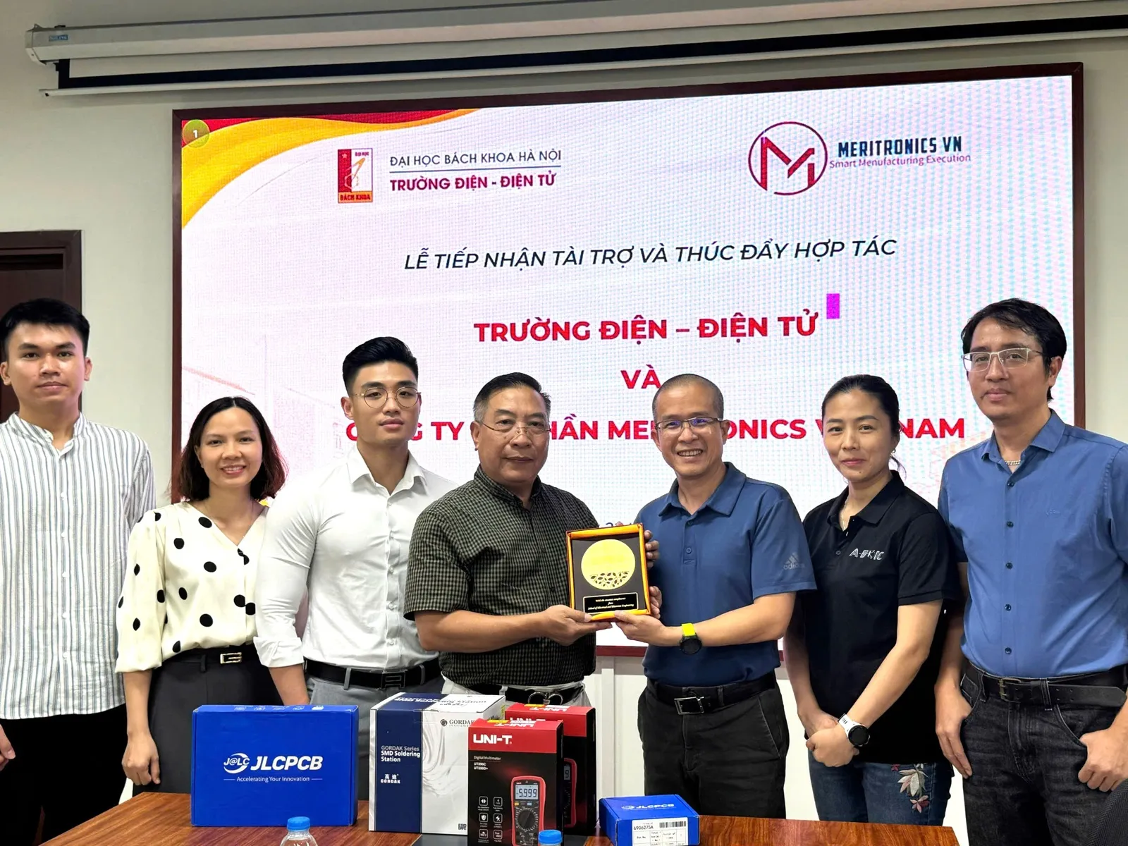 Lễ tiếp nhận tài trợ Meritronics Việt Nam - Trường Điện - Điện tử - ảnh 7