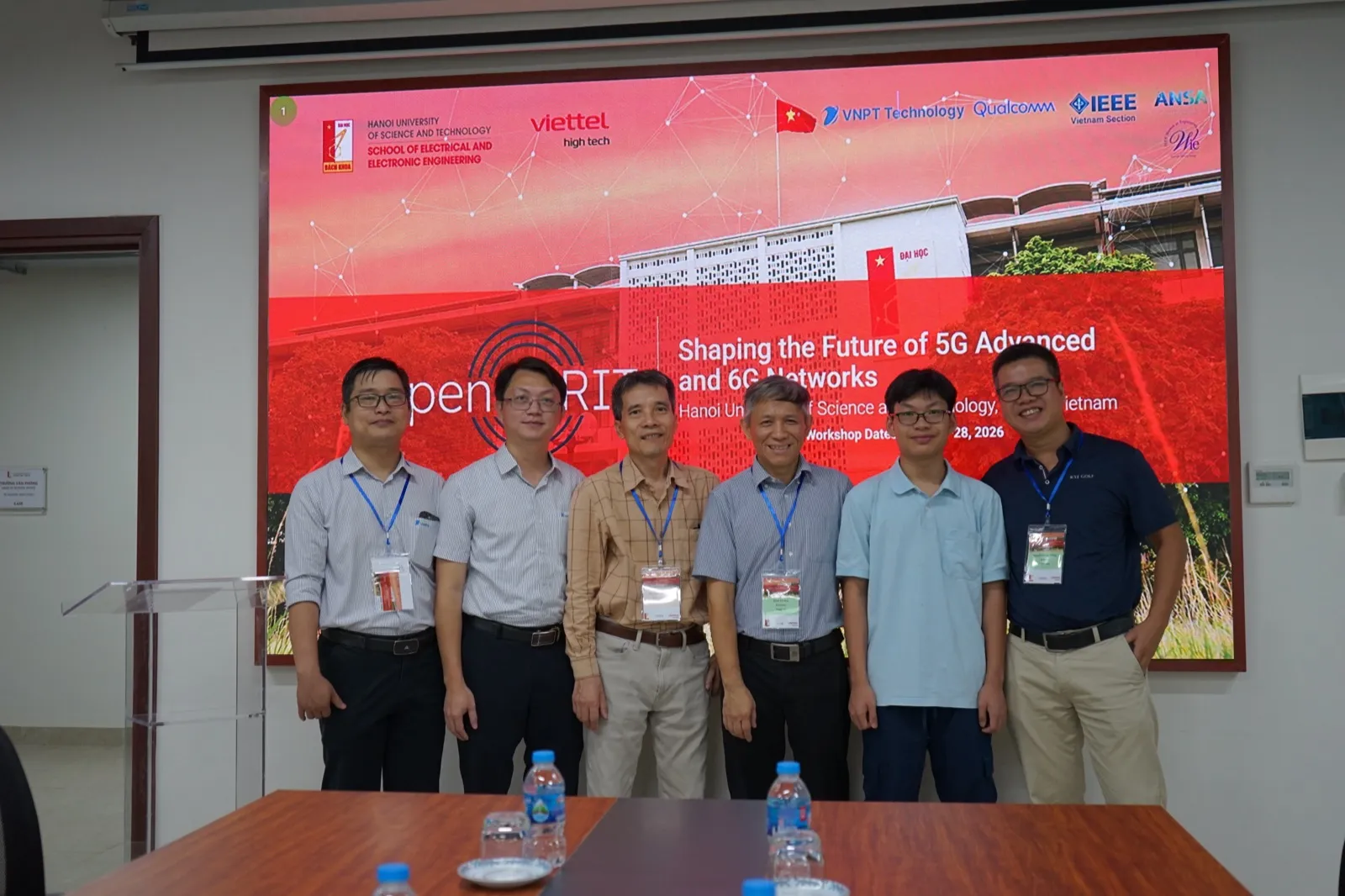 Đại biểu tham dự OpenRIT 6G Workshop tại Trường Điện - Điện tử
