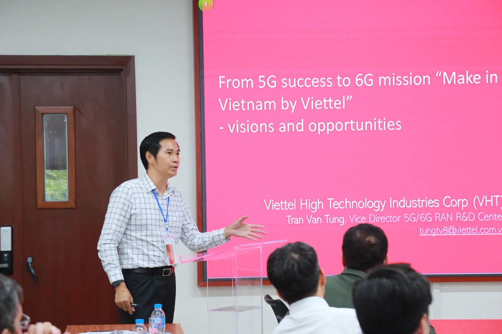 Ông Trần Văn Tùng (Viettel High Technology Industries - VHT) trình bày tại OpenRIT 6G Workshop