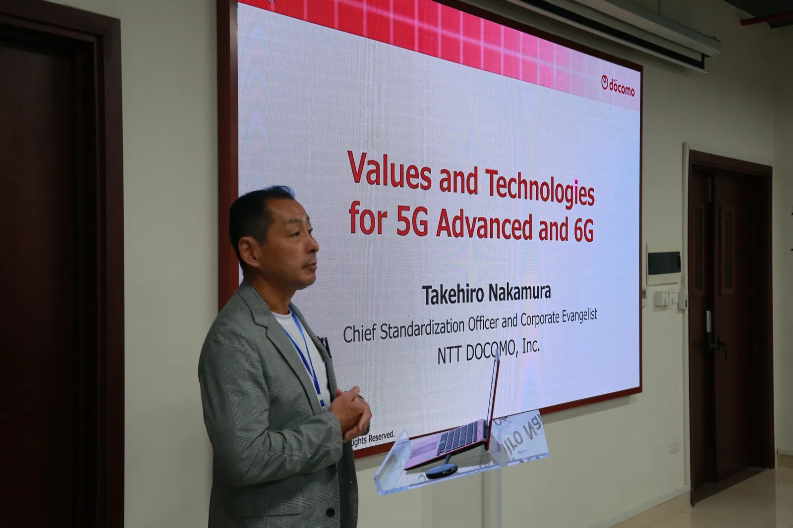 Ông Takehiro Nakamura (NTT DOCOMO) trình bày tại OpenRIT 6G Workshop