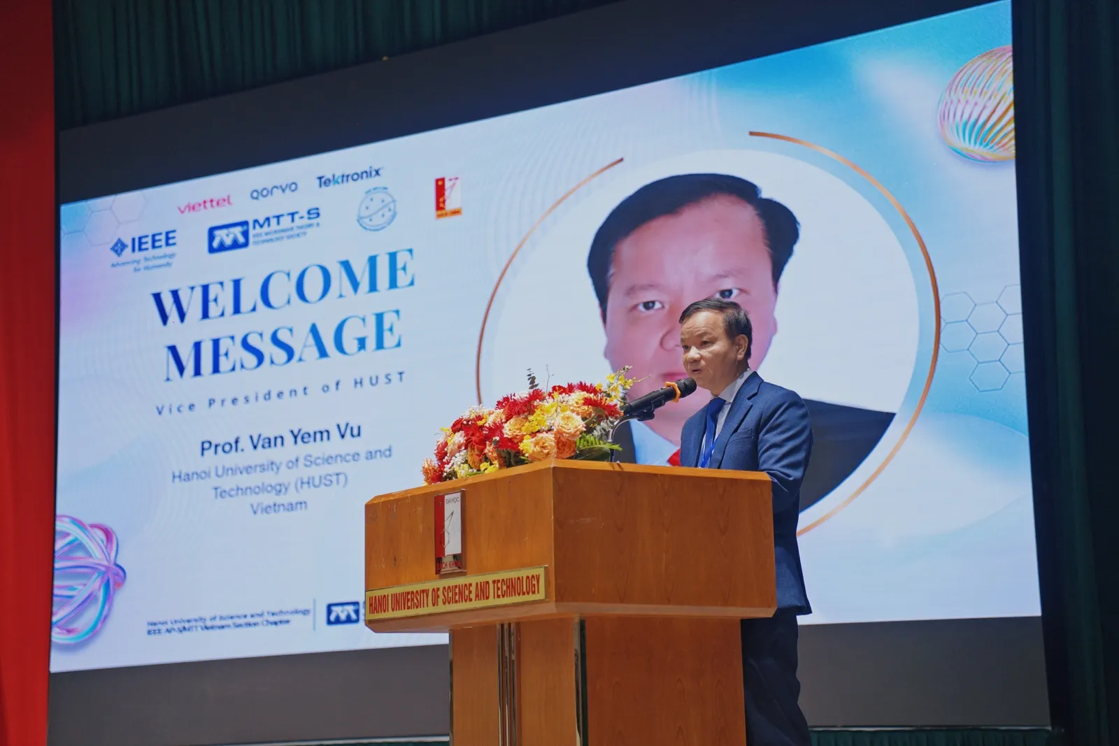 GS. Vũ Văn Yêm - Phó Giám đốc Đại học Bách khoa Hà Nội - phát biểu khai mạc Hội nghị