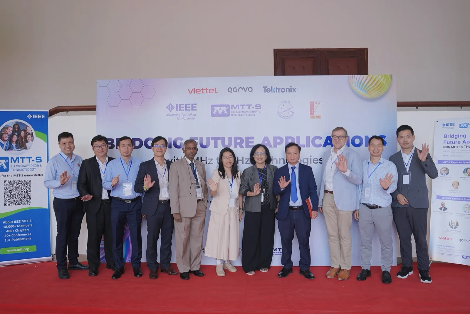 Các đại biểu chụp ảnh lưu niệm tại Hội nghị