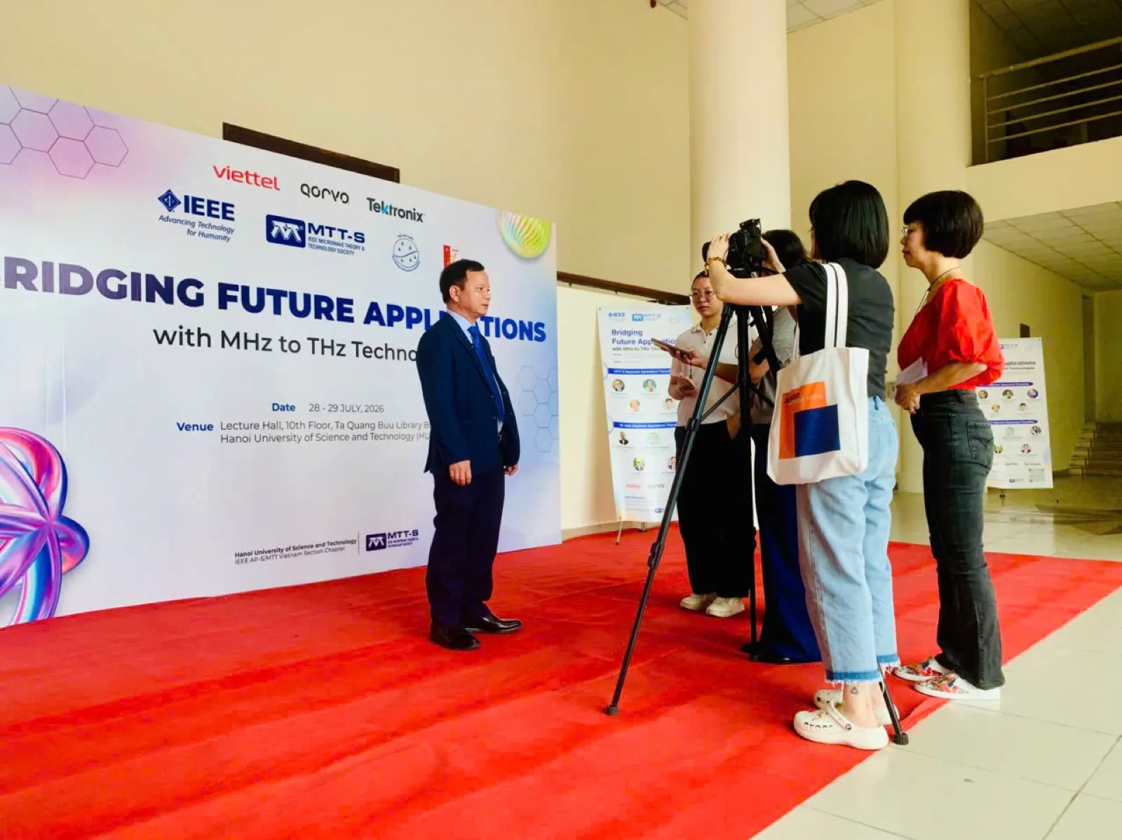 GS. Vũ Văn Yêm trả lời phỏng vấn báo giới về kỹ thuật siêu cao tần bên lề Hội nghị