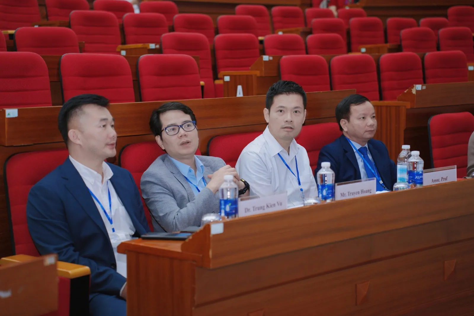 Các đại diện doanh nghiệp cùng lãnh đạo Đại học Bách khoa Hà Nội đến Hội nghị
