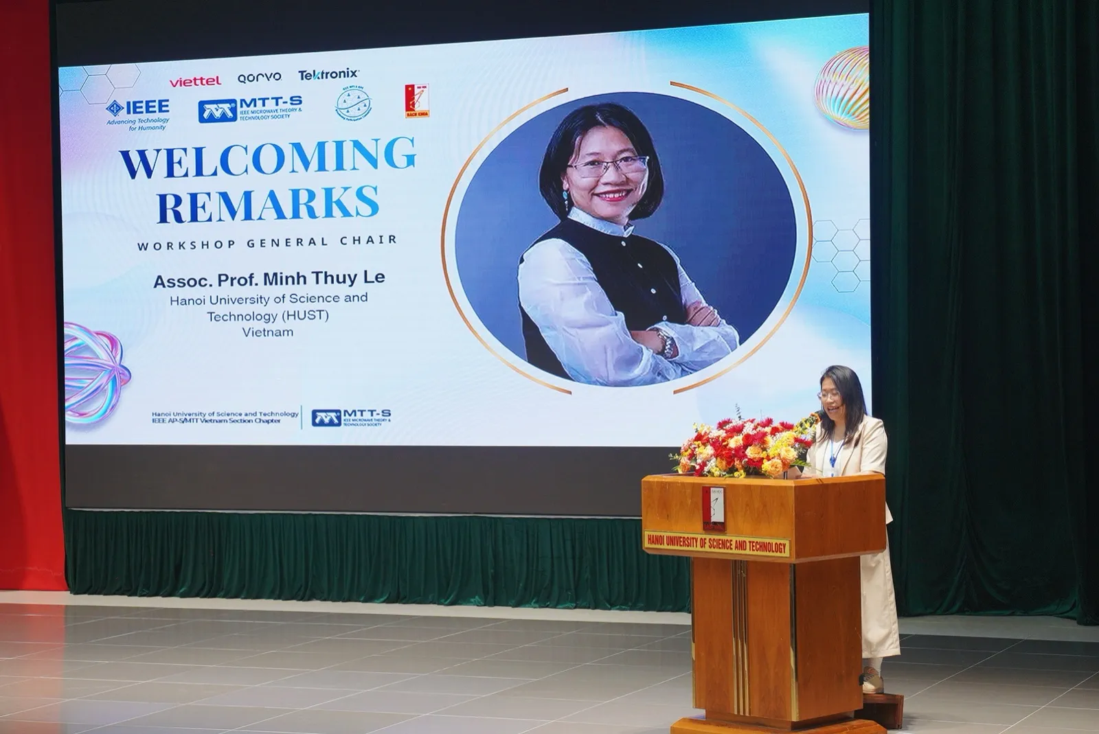 PGS. Lê Minh Thùy gửi tới sinh viên thông điệp "Hãy mơ lớn, bắt đầu từ những bước đi nhỏ và luôn giữ kết nối"