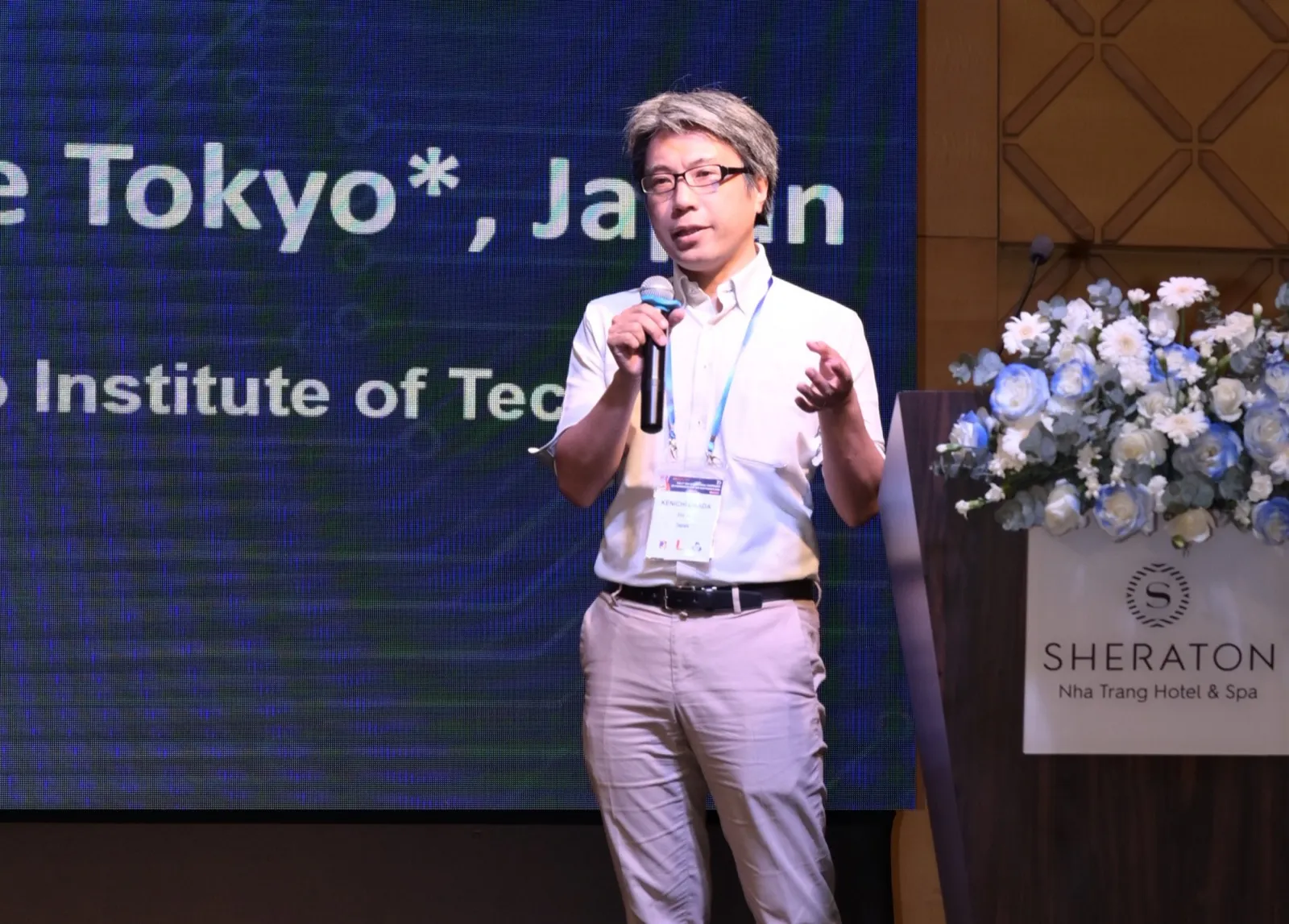 GS. Kenichi Okada (Viện Khoa học Tokyo) trình bày về thiết kế mạch sóng milimet