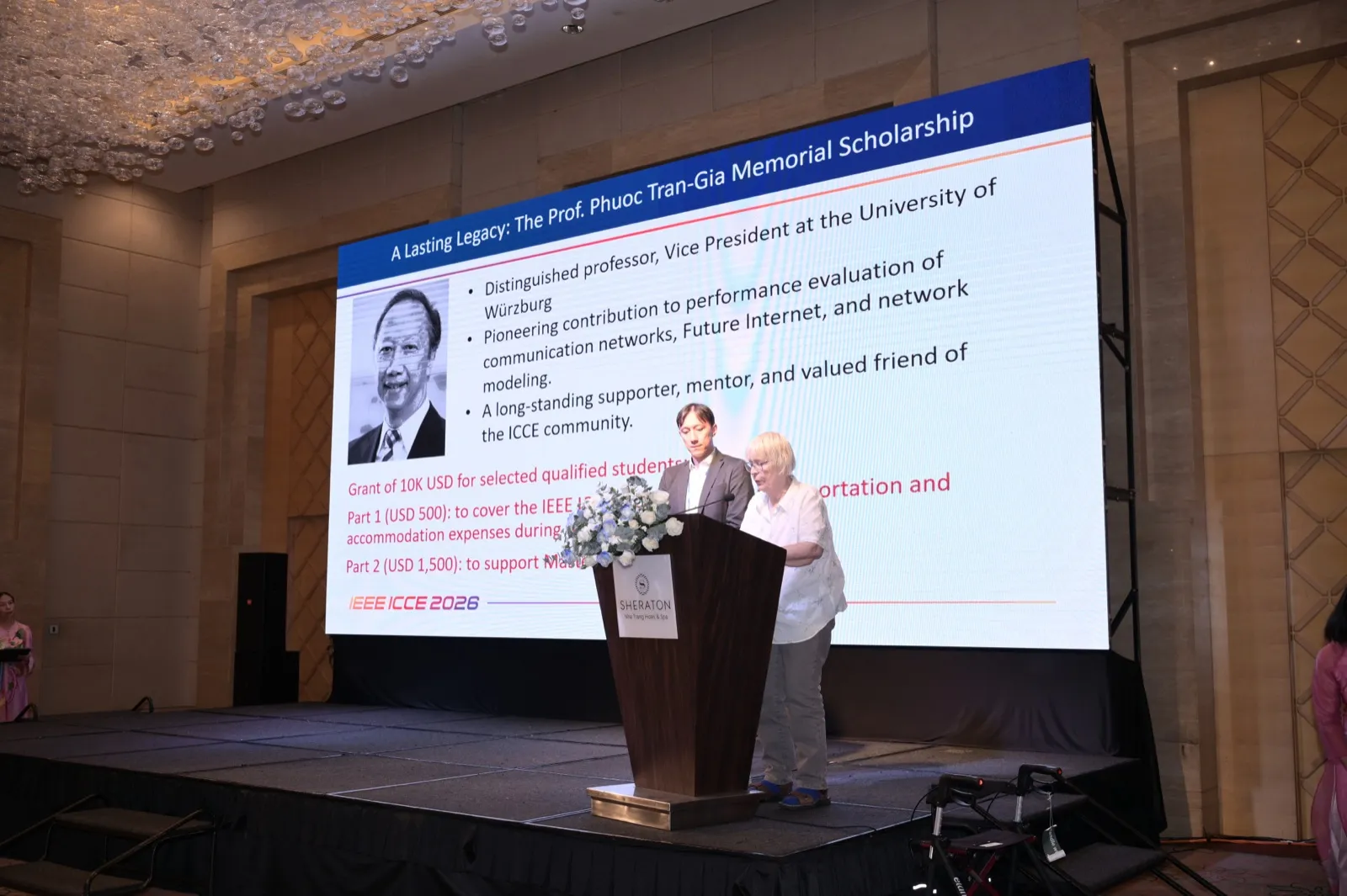 Bà Wally Tran-Gia và con trai - anh Johannes Tran-Gia - phát biểu tại Hội thảo