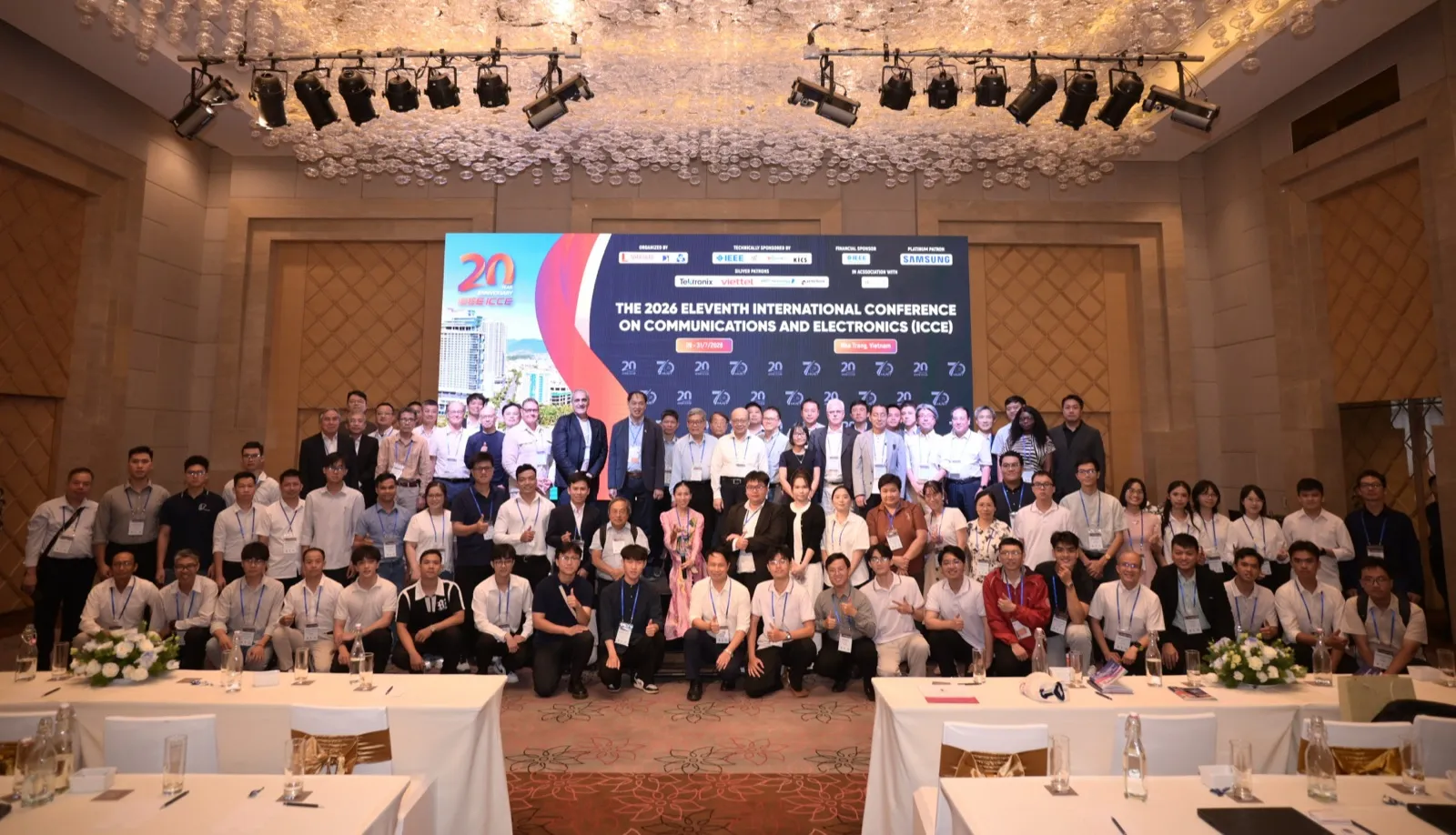 Các đại biểu IEEE ICCE 2026 chụp ảnh lưu niệm tại buổi khai mạc, ngày 29/7/2026