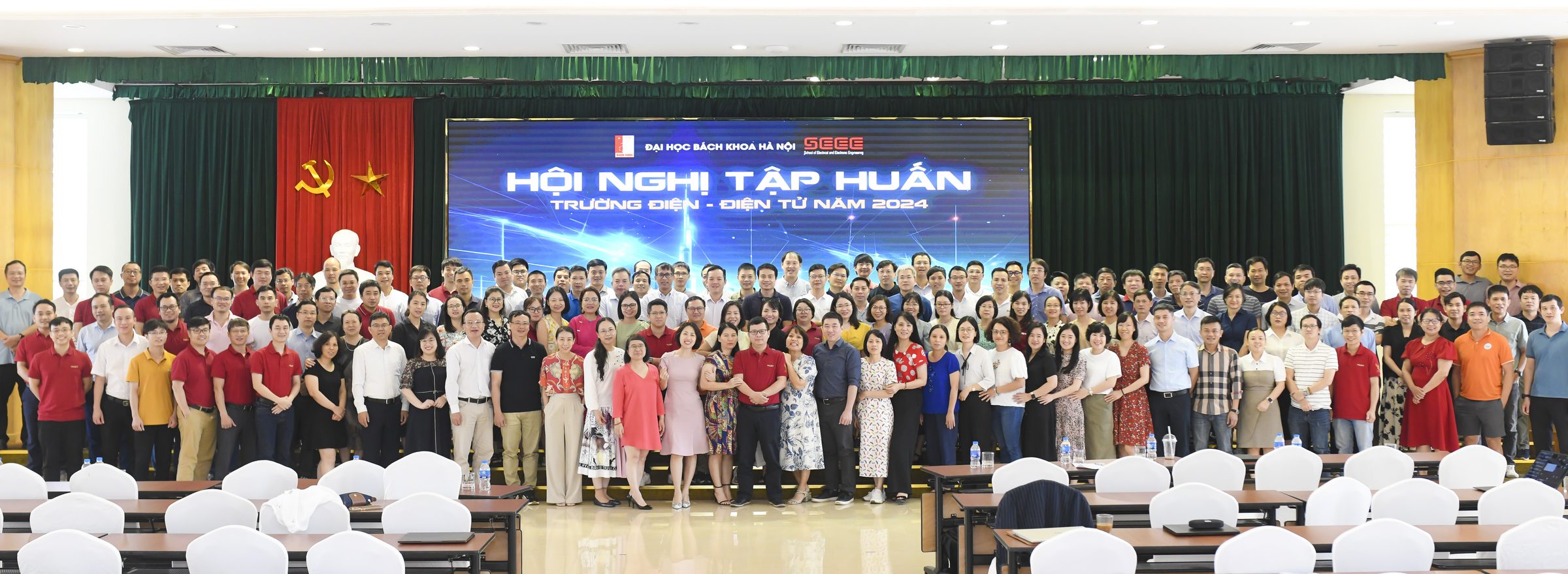 Tập thể cán bộ Trường Điện - Điện tử