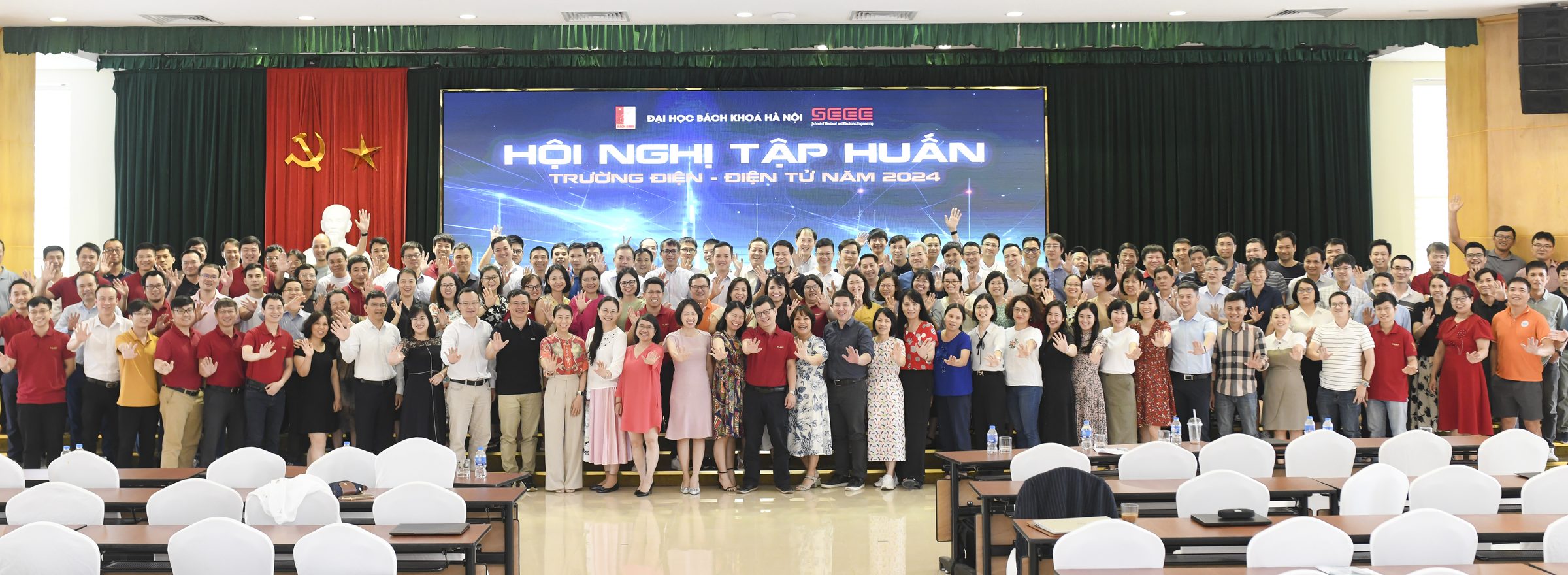 Tập thể cán bộ Trường Điện - Điện tử