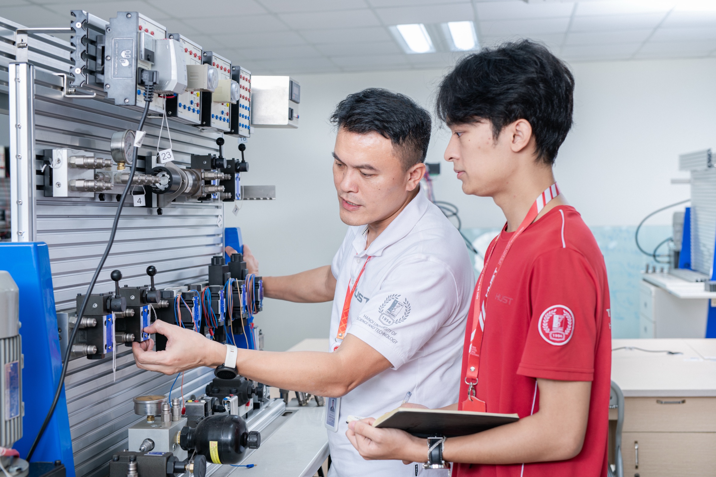 Hoạt động dạy và học tại Trường Điện - Điện tử