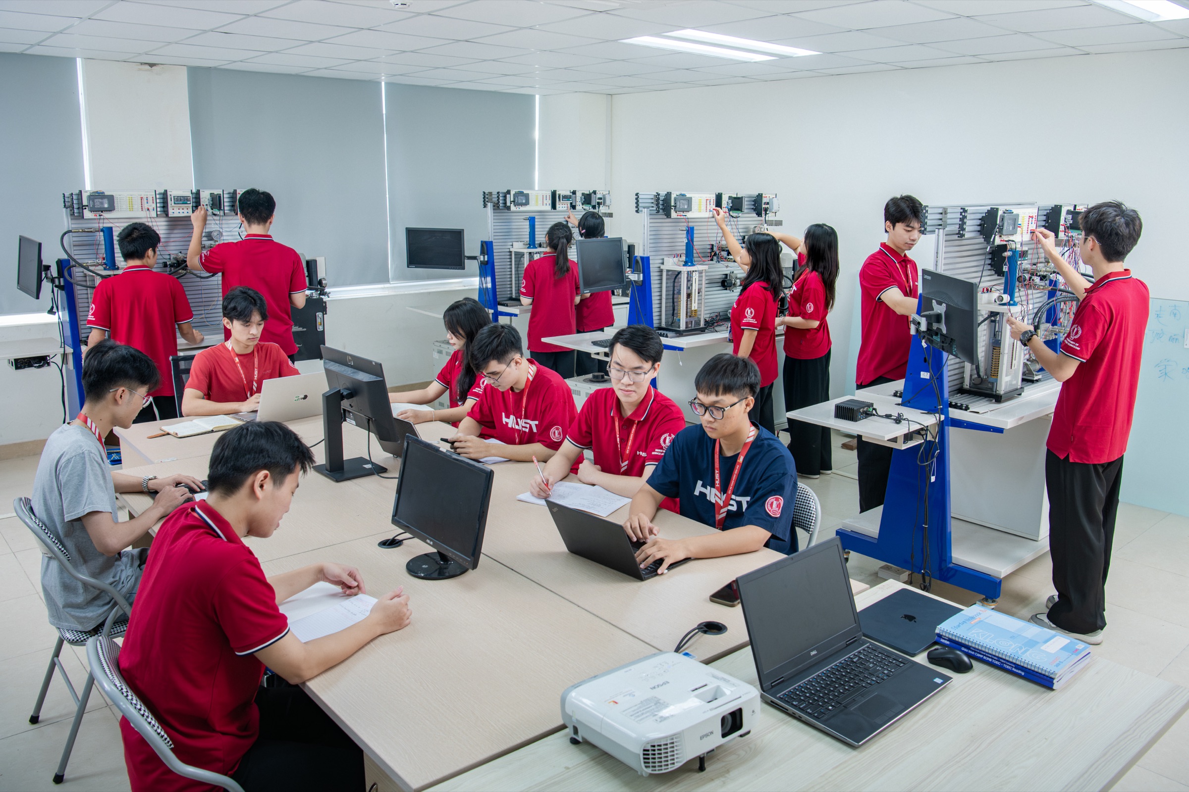 Hoạt động dạy và học tại Trường Điện - Điện tử