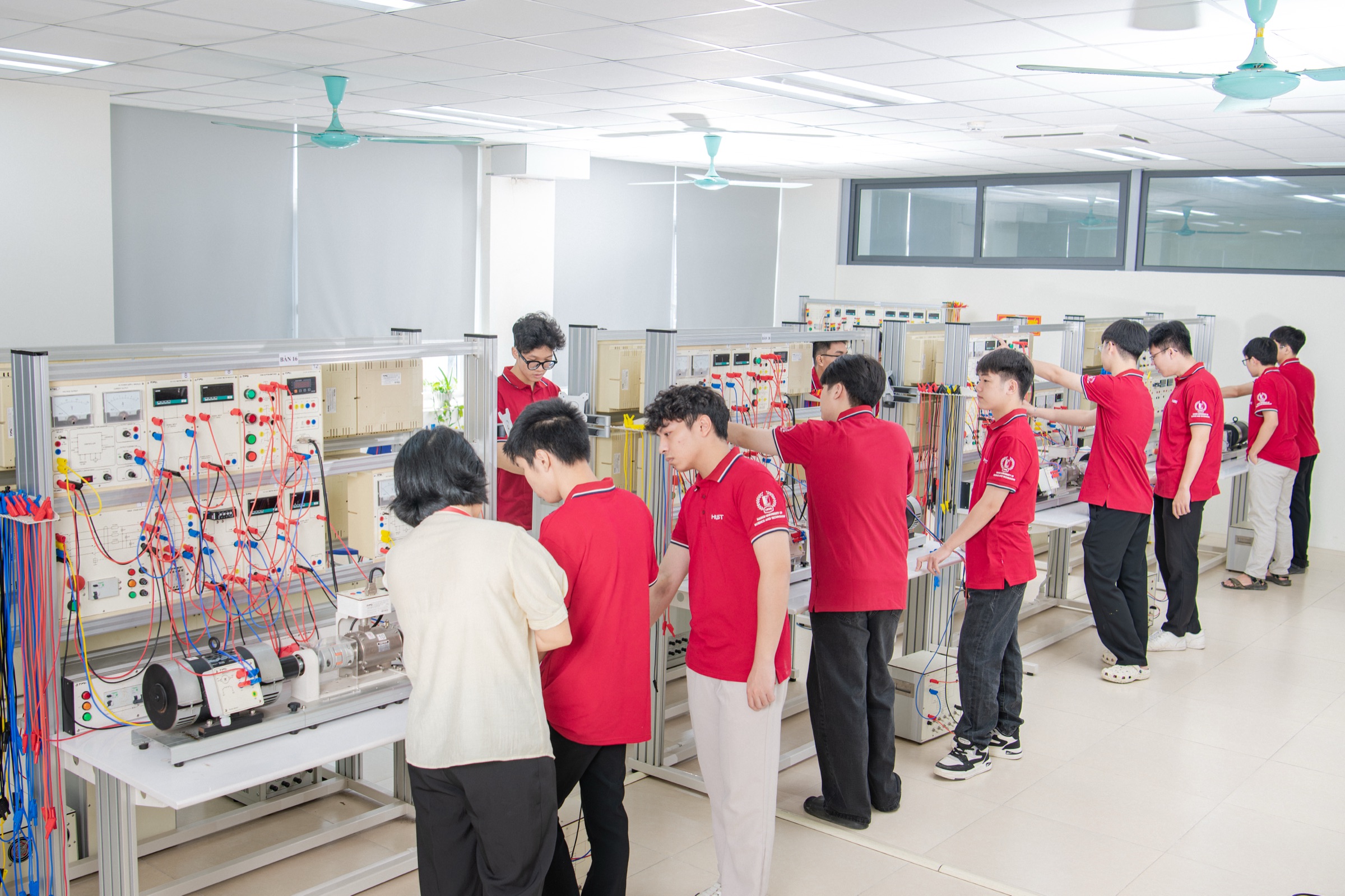 Hoạt động dạy và học tại Trường Điện - Điện tử