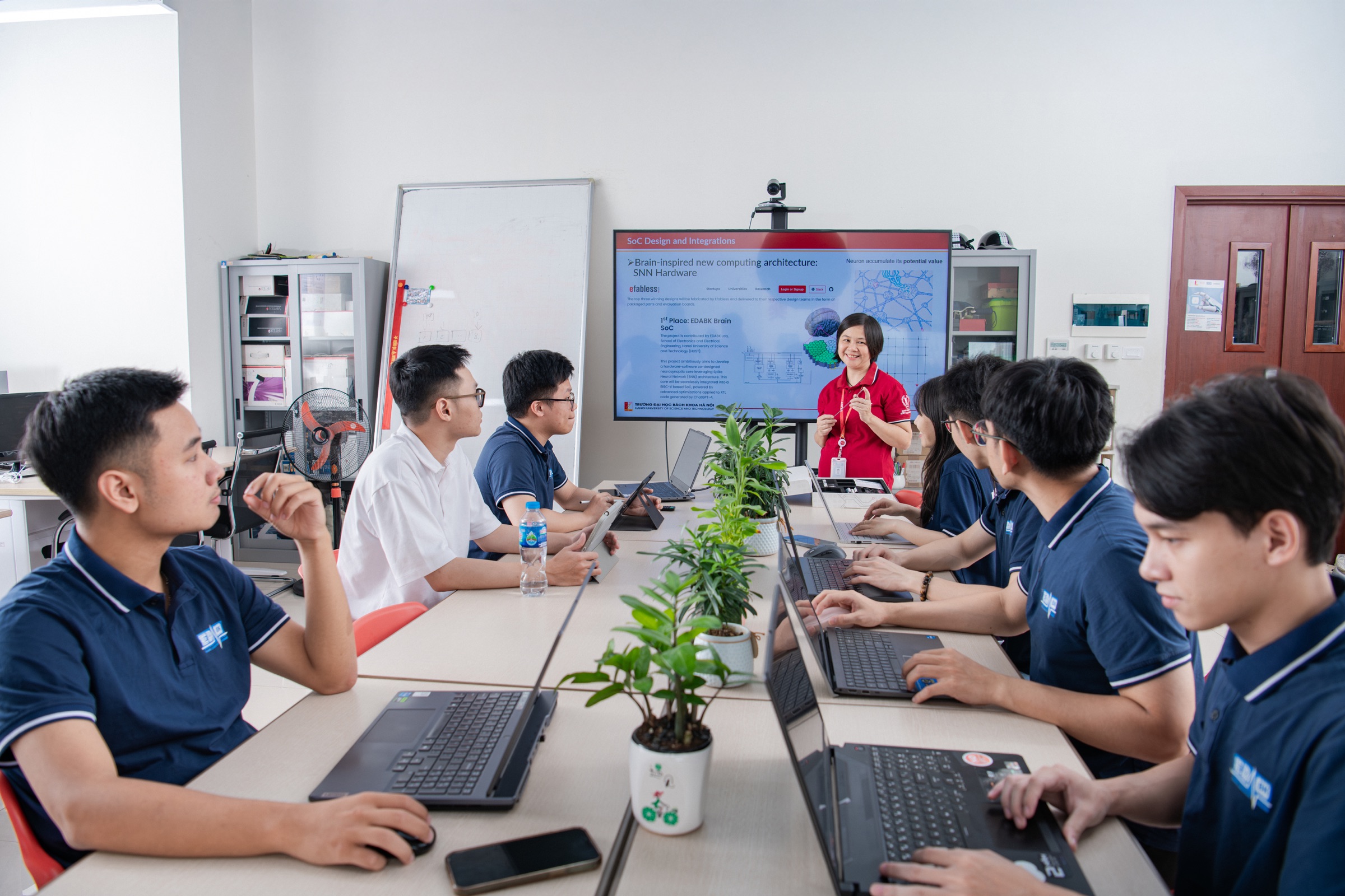 Hoạt động dạy và học tại Trường Điện - Điện tử