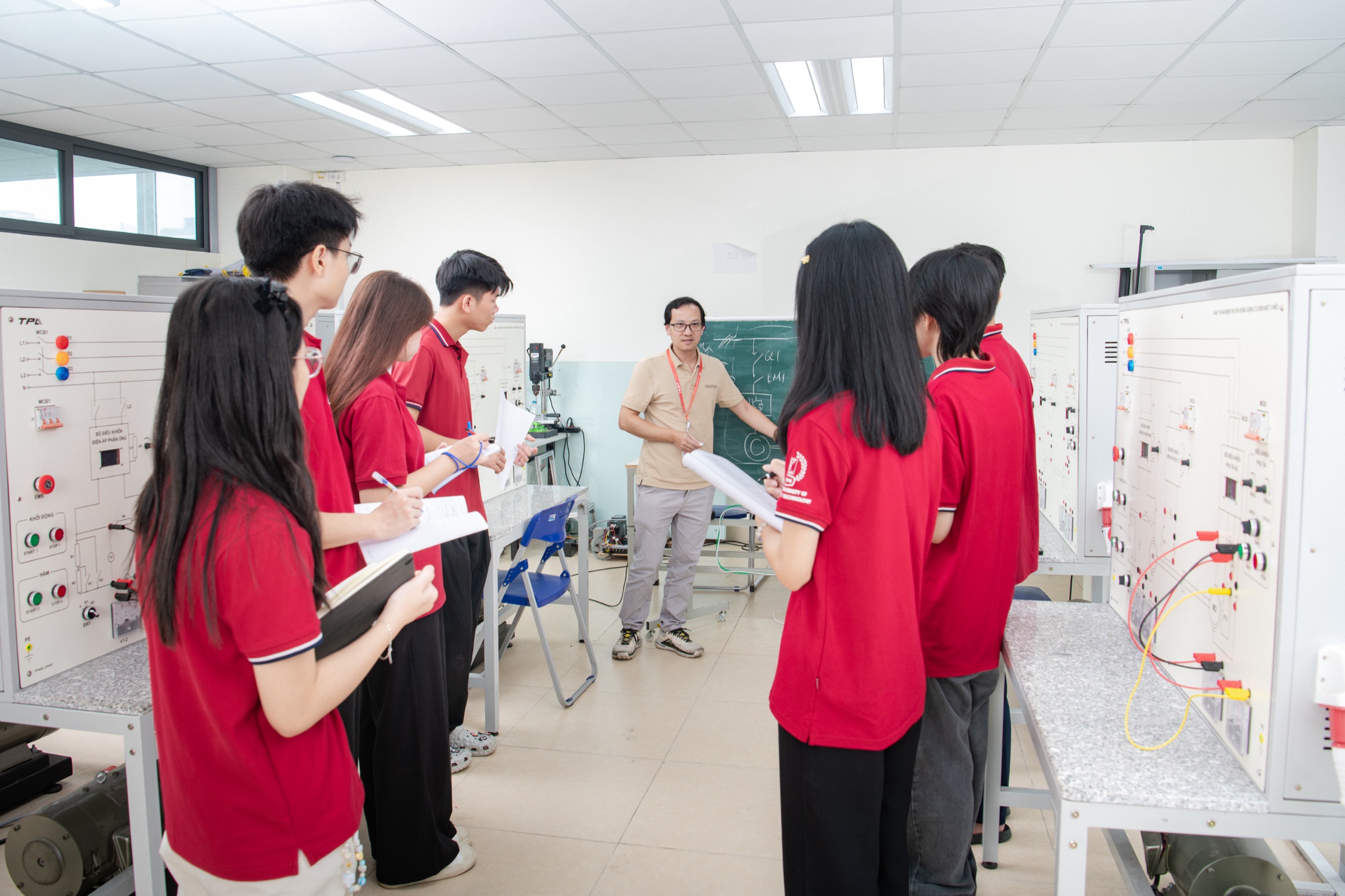 Hoạt động dạy và học tại Trường Điện - Điện tử