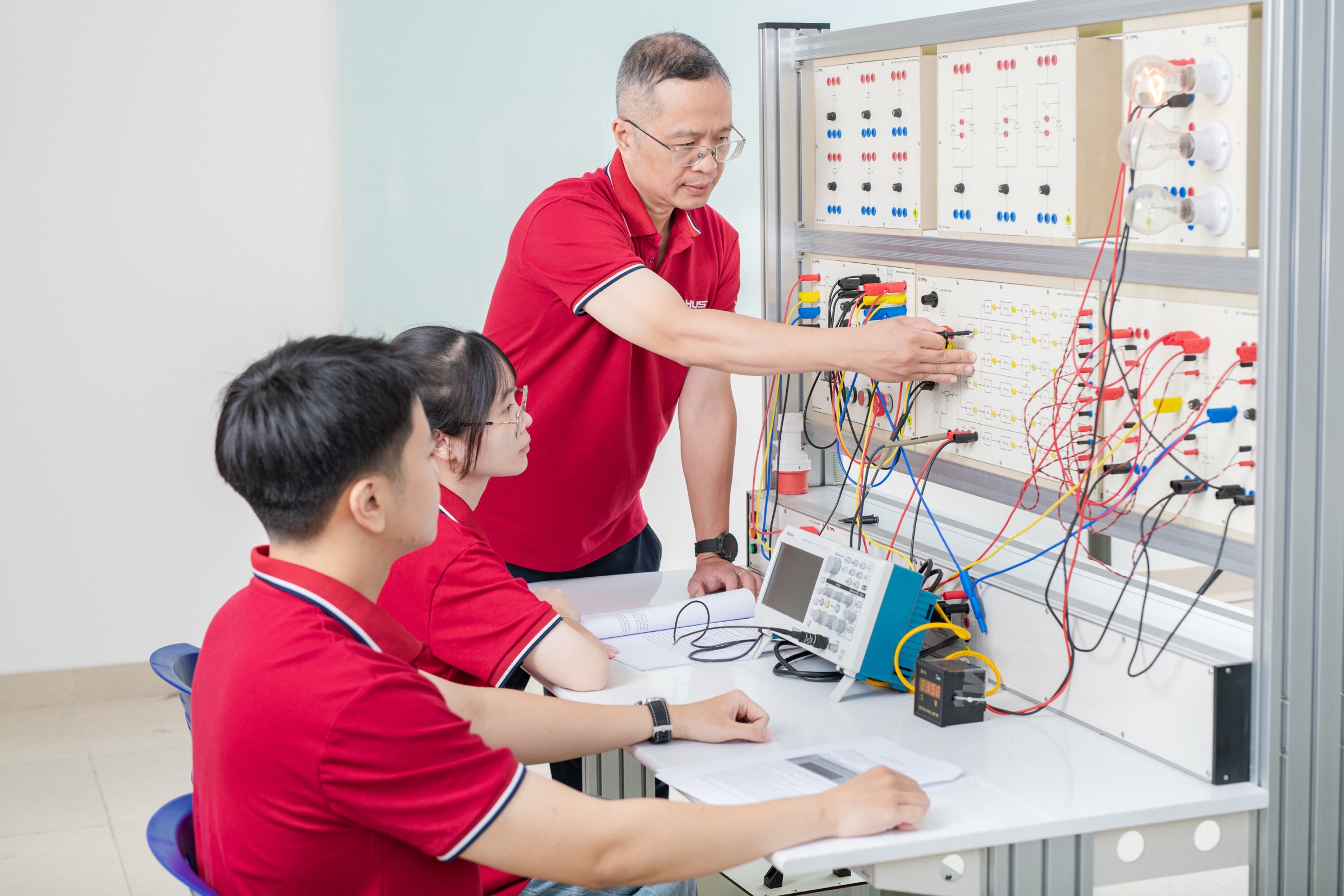 Hoạt động dạy và học tại Trường Điện - Điện tử