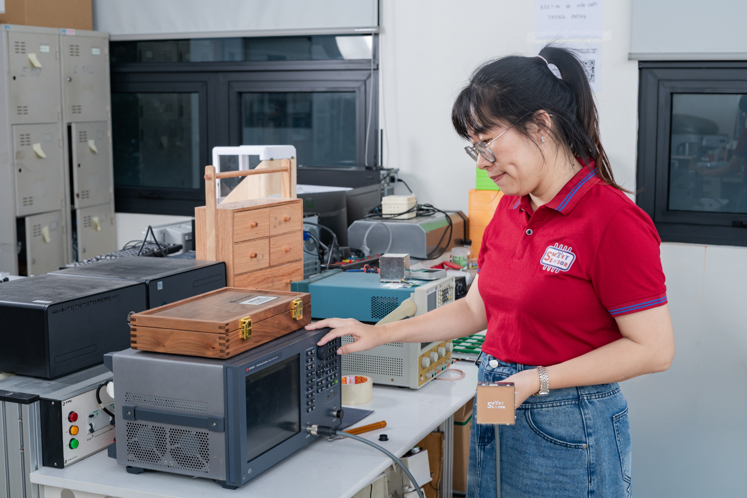 Hoạt động nghiên cứu tại các phòng thí nghiệm Trường Điện - Điện tử