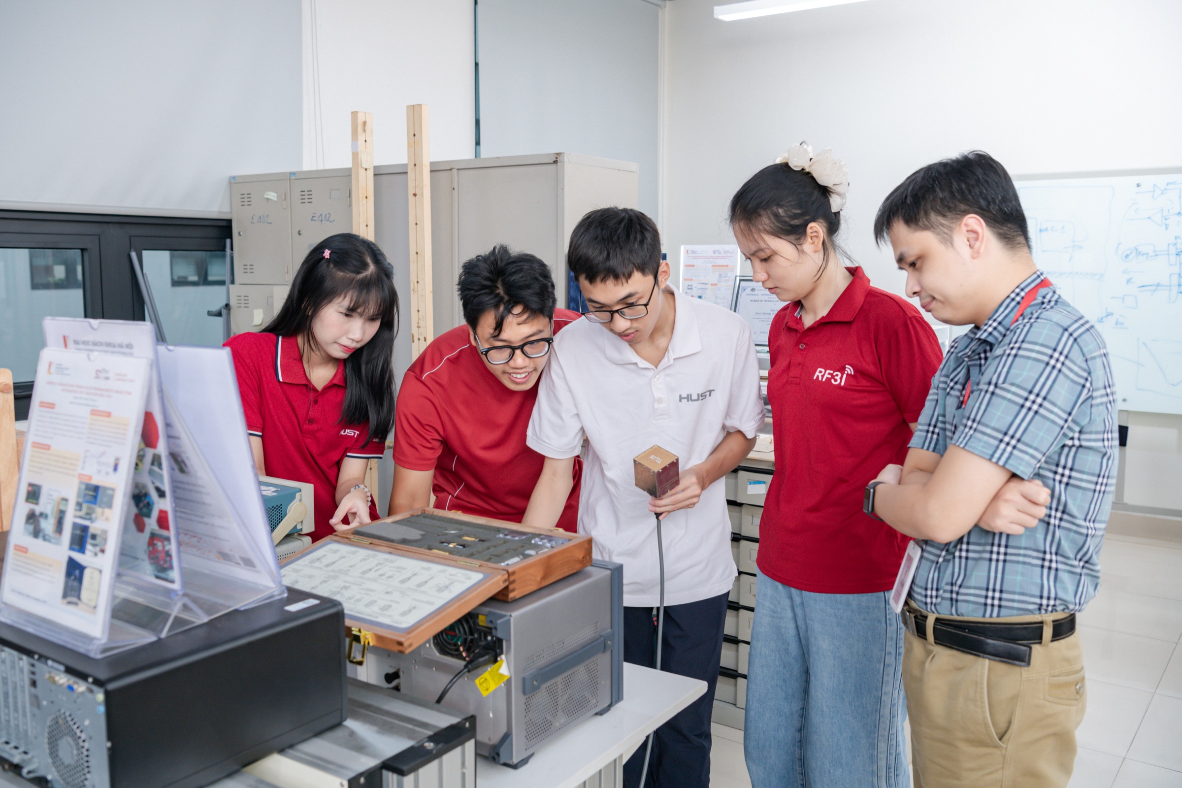 Hoạt động nghiên cứu tại các phòng thí nghiệm Trường Điện - Điện tử