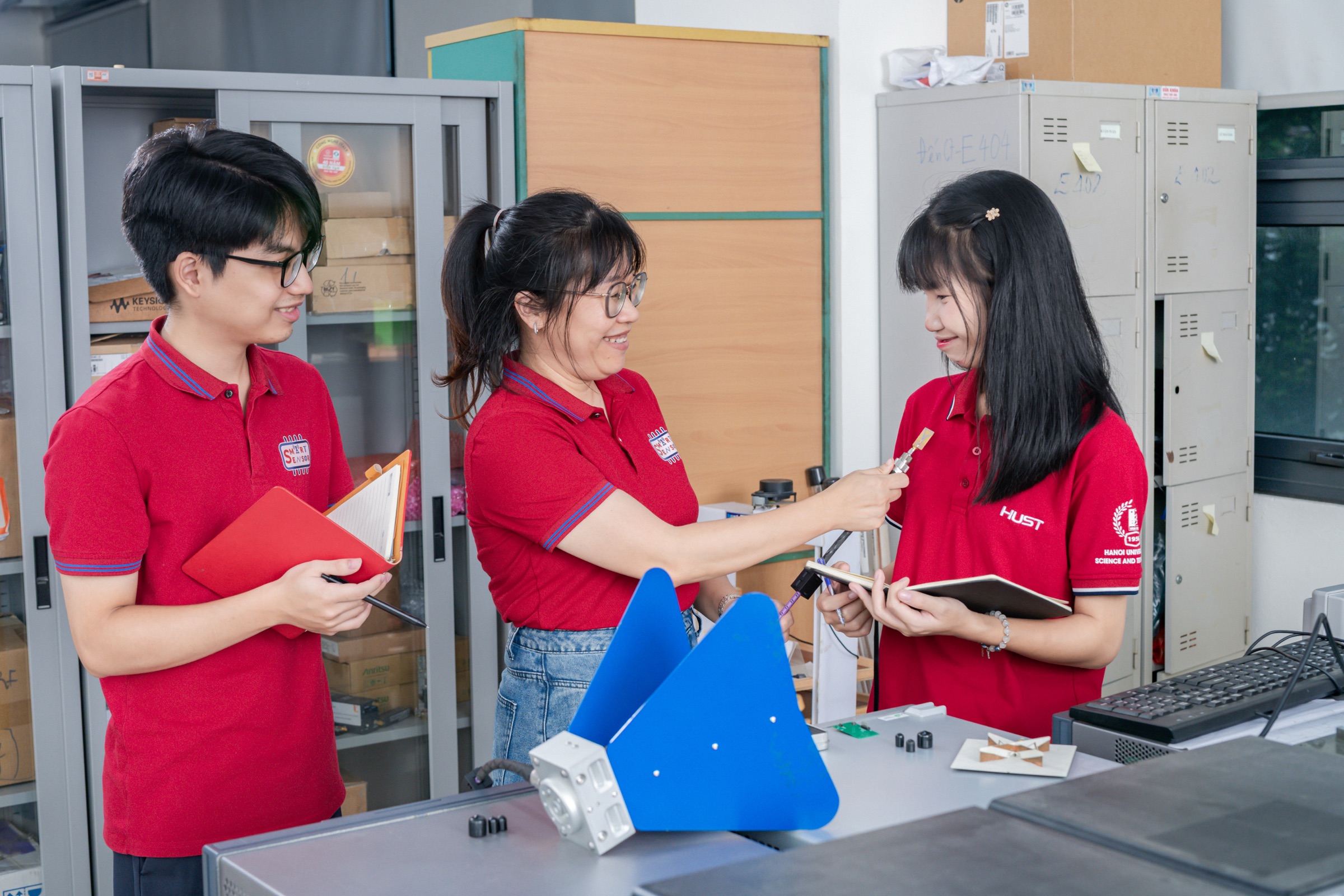 Hoạt động nghiên cứu tại các phòng thí nghiệm Trường Điện - Điện tử