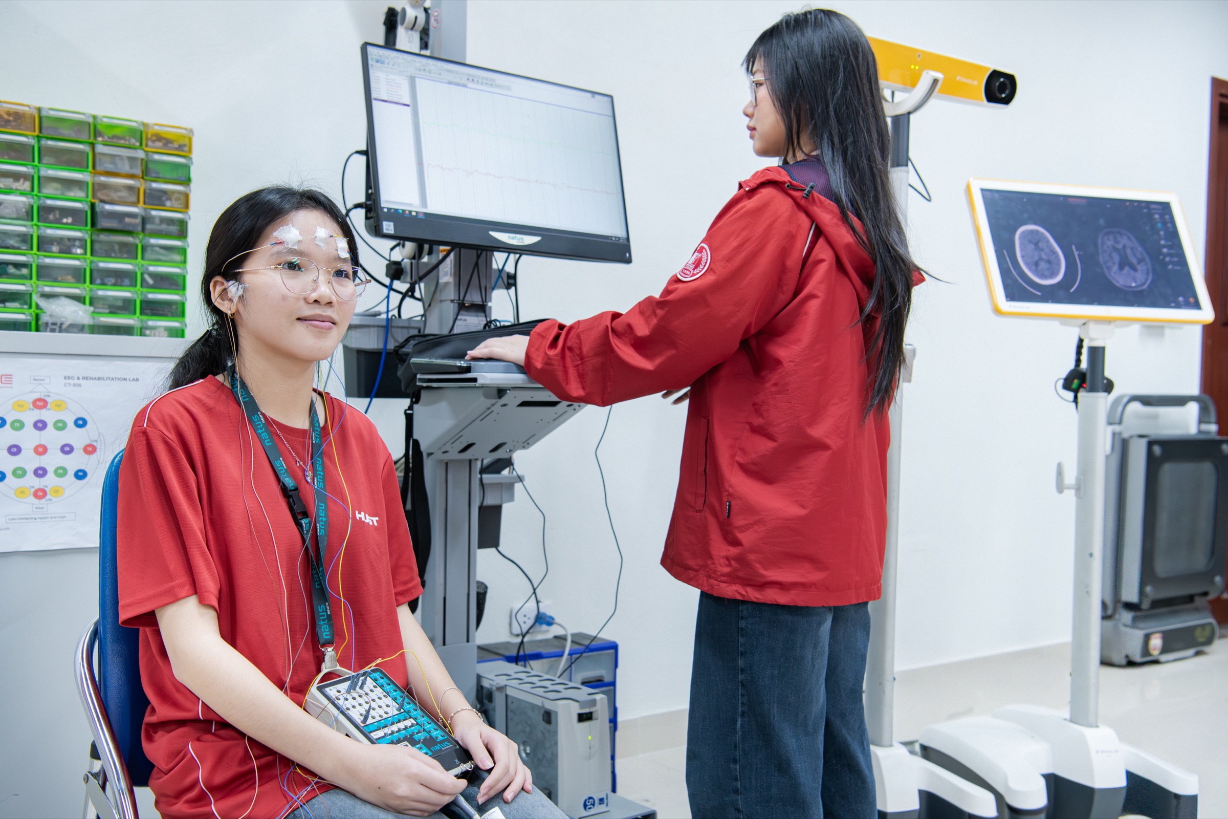 Hoạt động nghiên cứu tại các phòng thí nghiệm Trường Điện - Điện tử