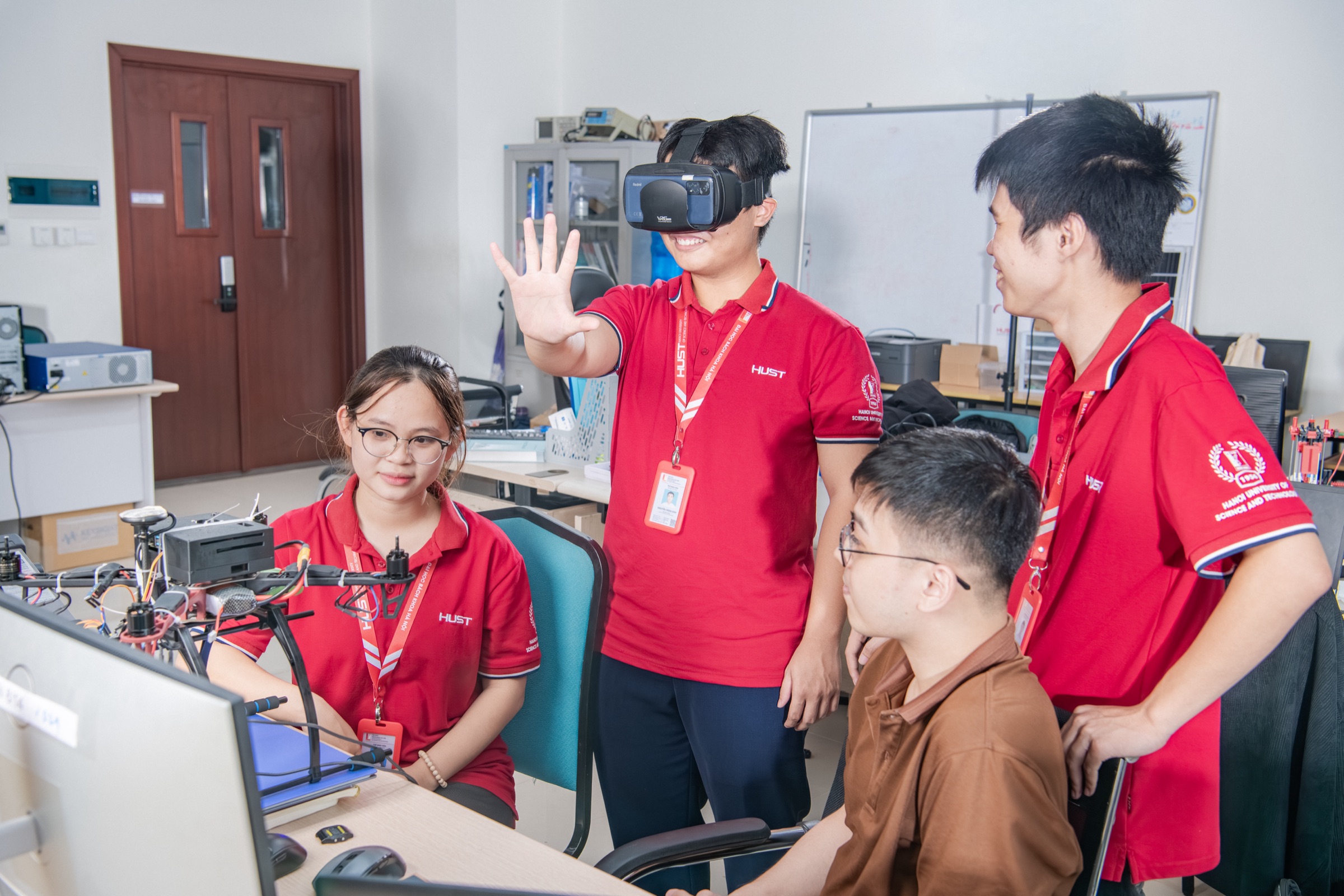 Hoạt động nghiên cứu tại các phòng thí nghiệm Trường Điện - Điện tử